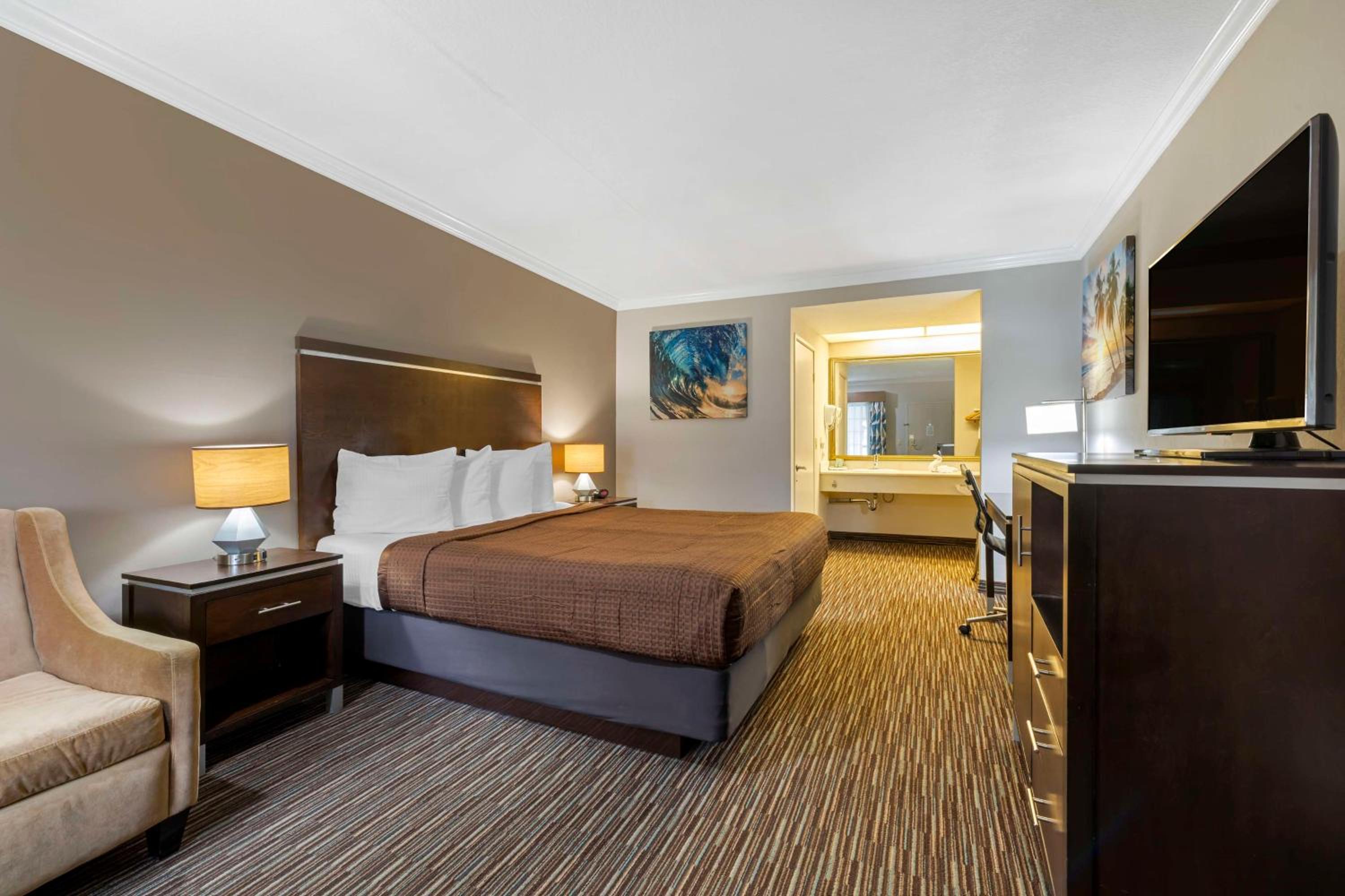 King Room - Non-Smoking - Photo 3