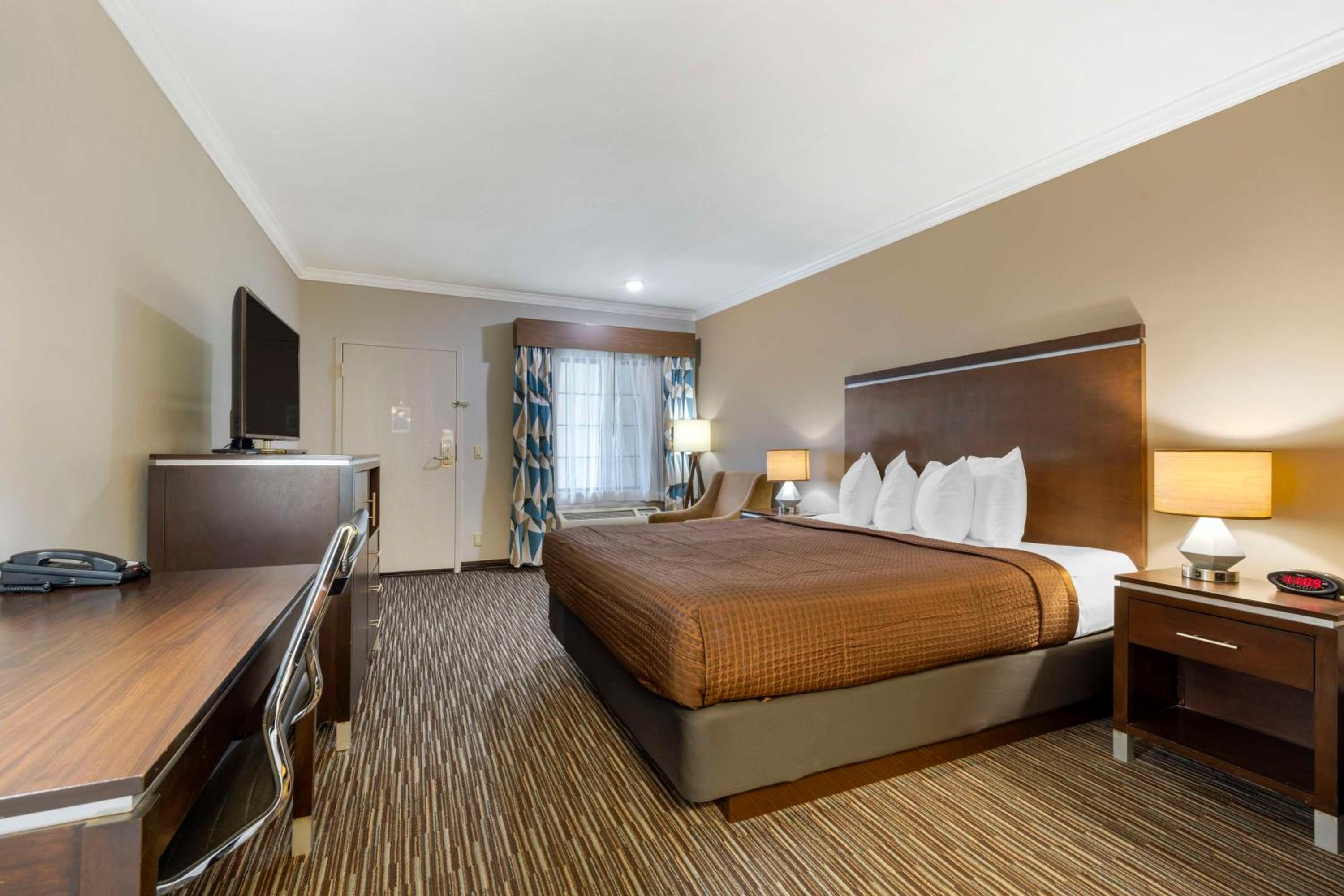 King Room - Non-Smoking - Photo 2