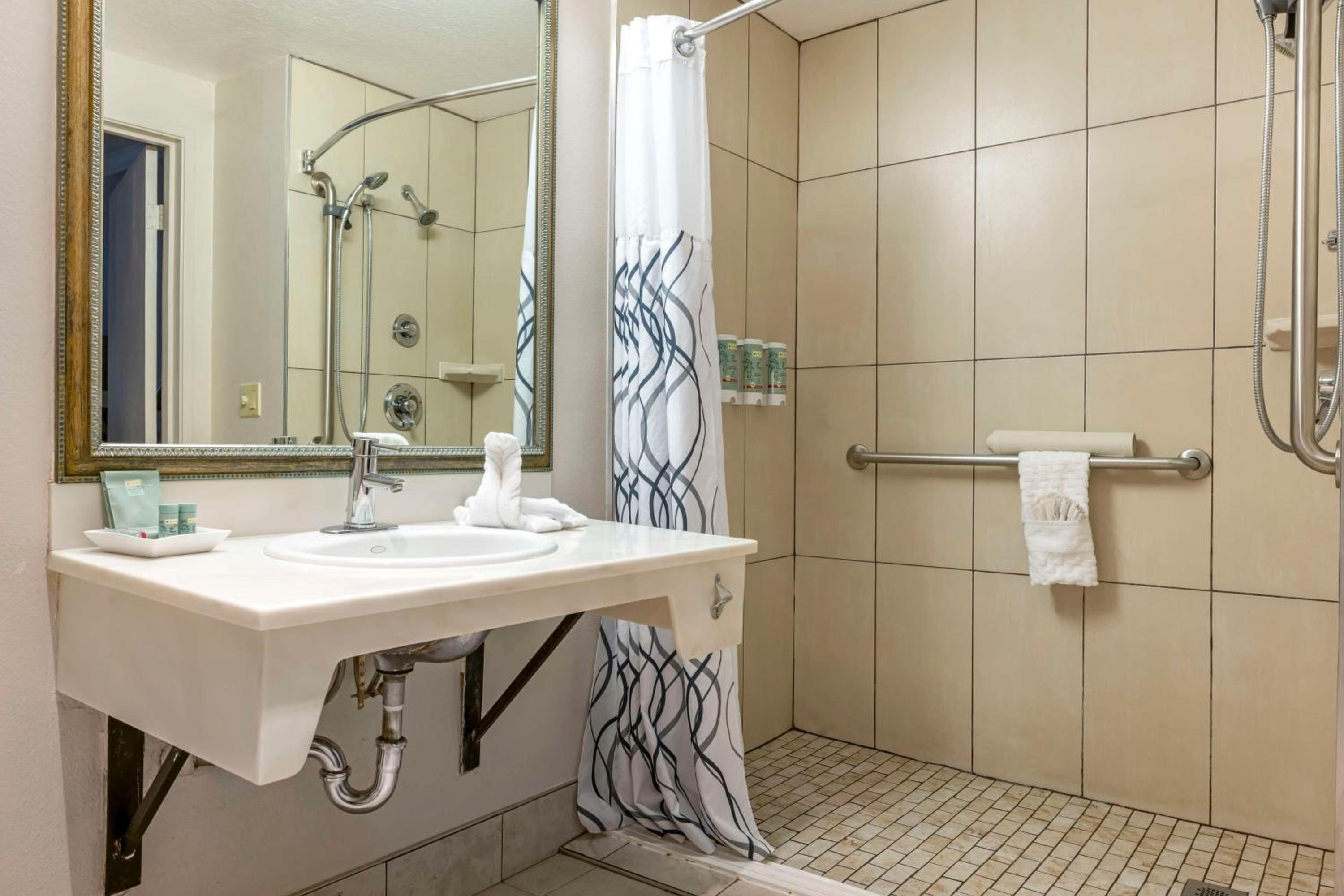 King Room with Bath Tub - Mobility Accessible/Non-Smoking photo 3