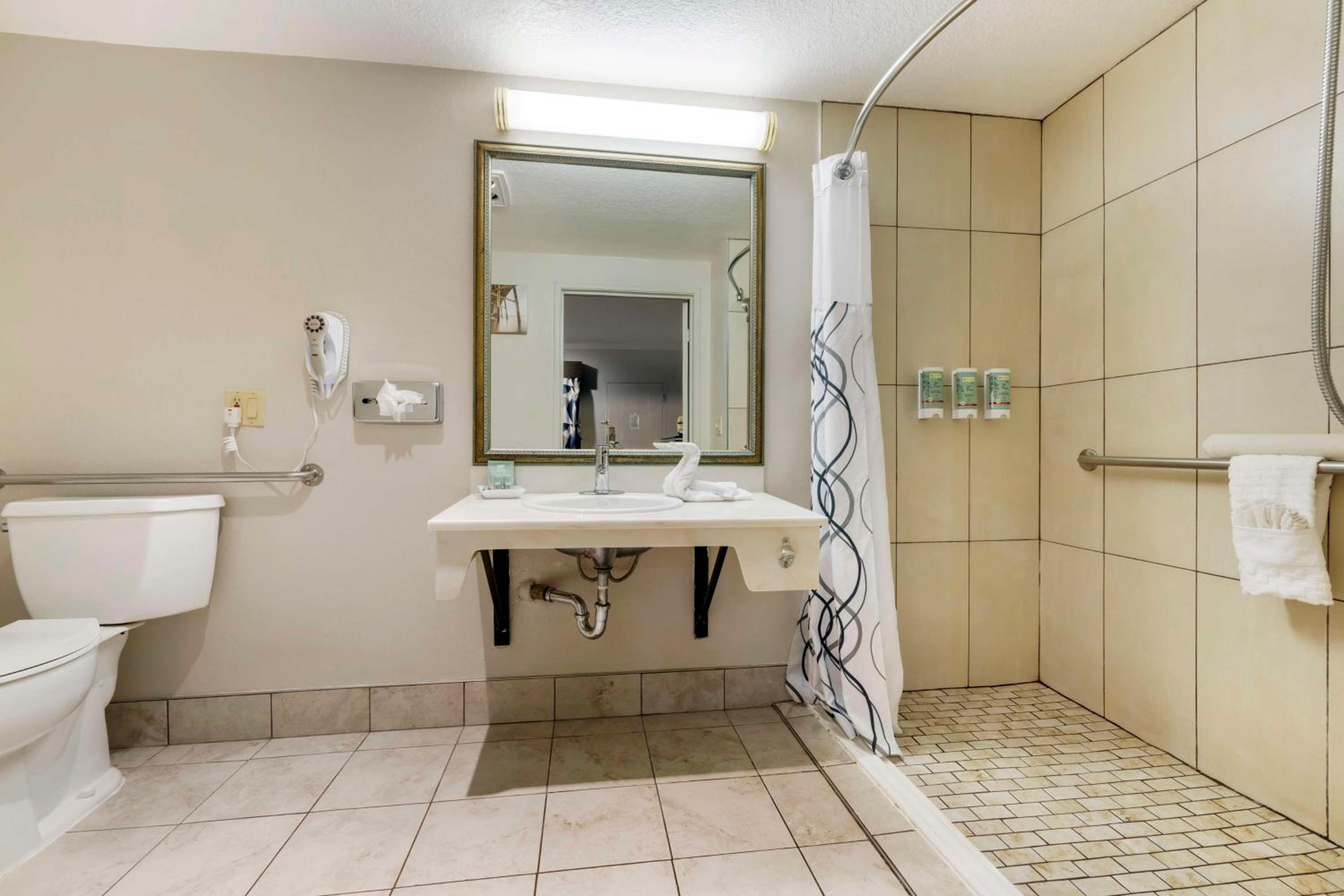 King Room with Bath Tub - Mobility Accessible/Non-Smoking photo 2