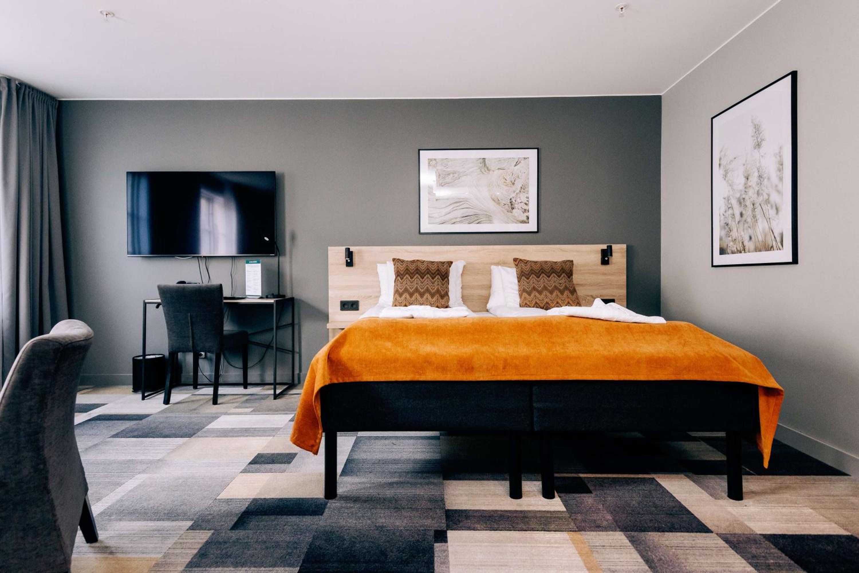 Family King Room with Sofa Bed - Photo 5