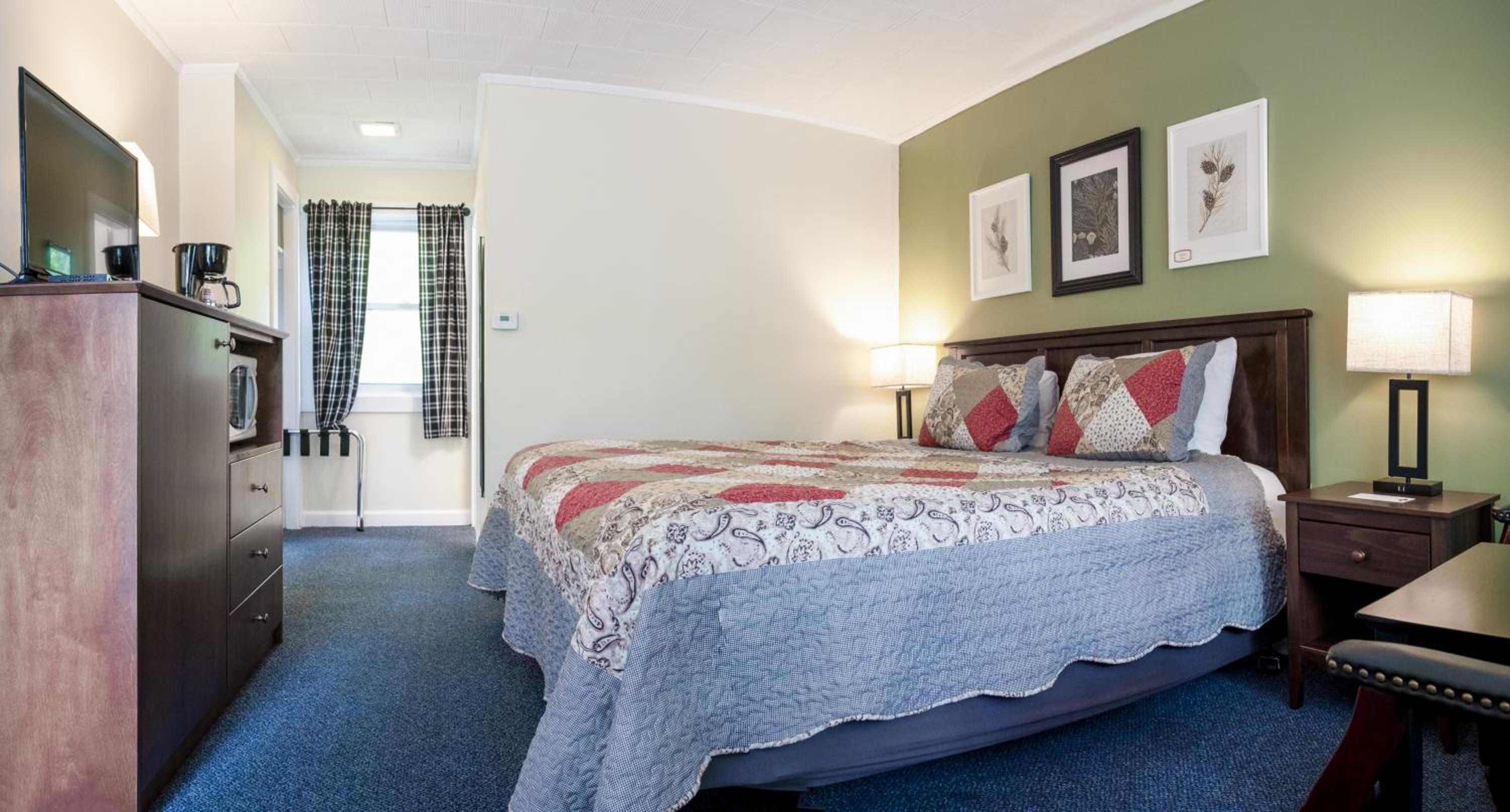 Queen Room with Two Queen Beds - Photo 2