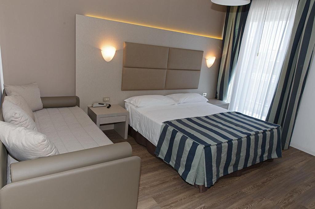 Superior Triple Room with Lateral Sea View photo 3