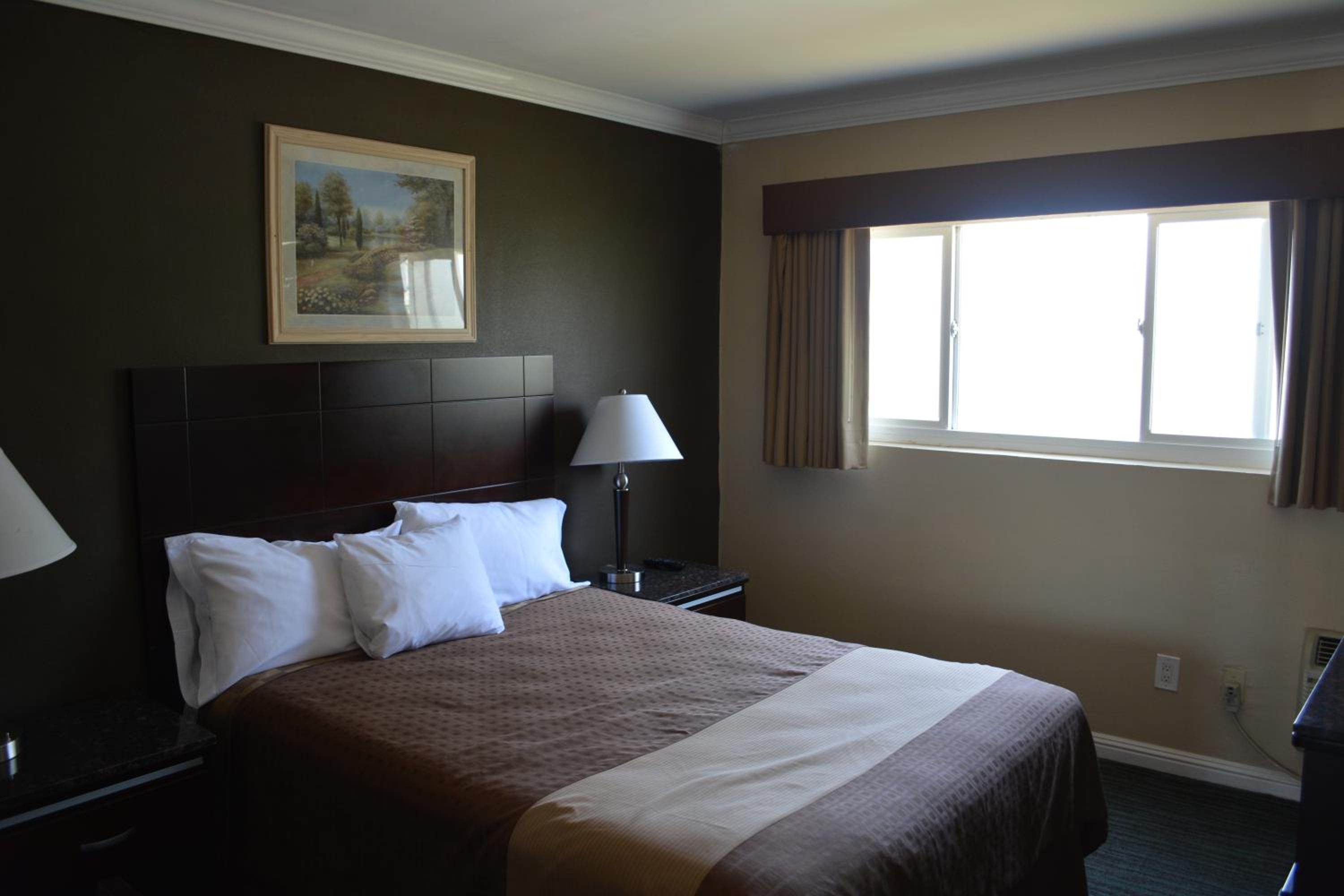 Queen Room - Non-Smoking - Photo 7