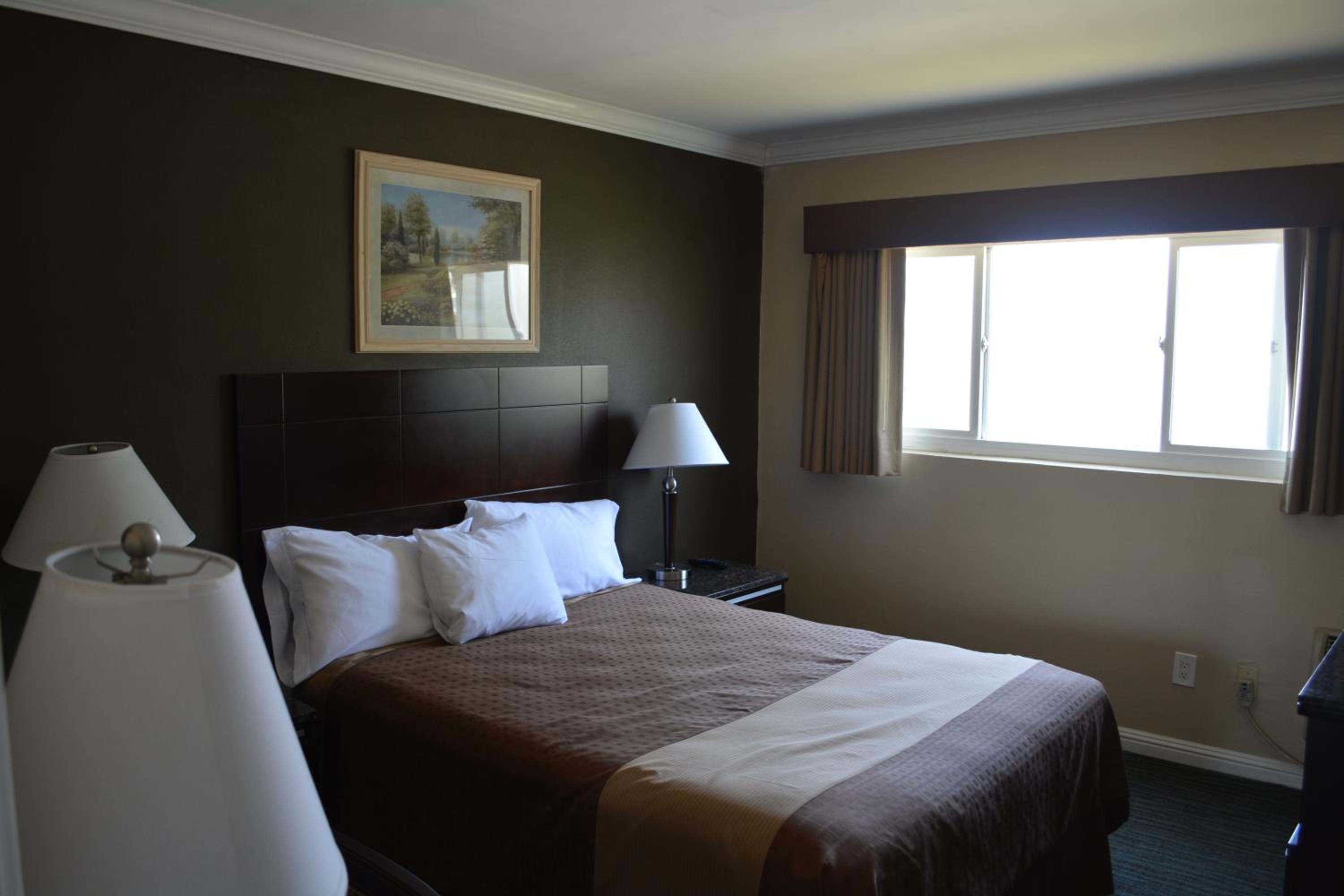 Queen Room - Non-Smoking - Photo 2