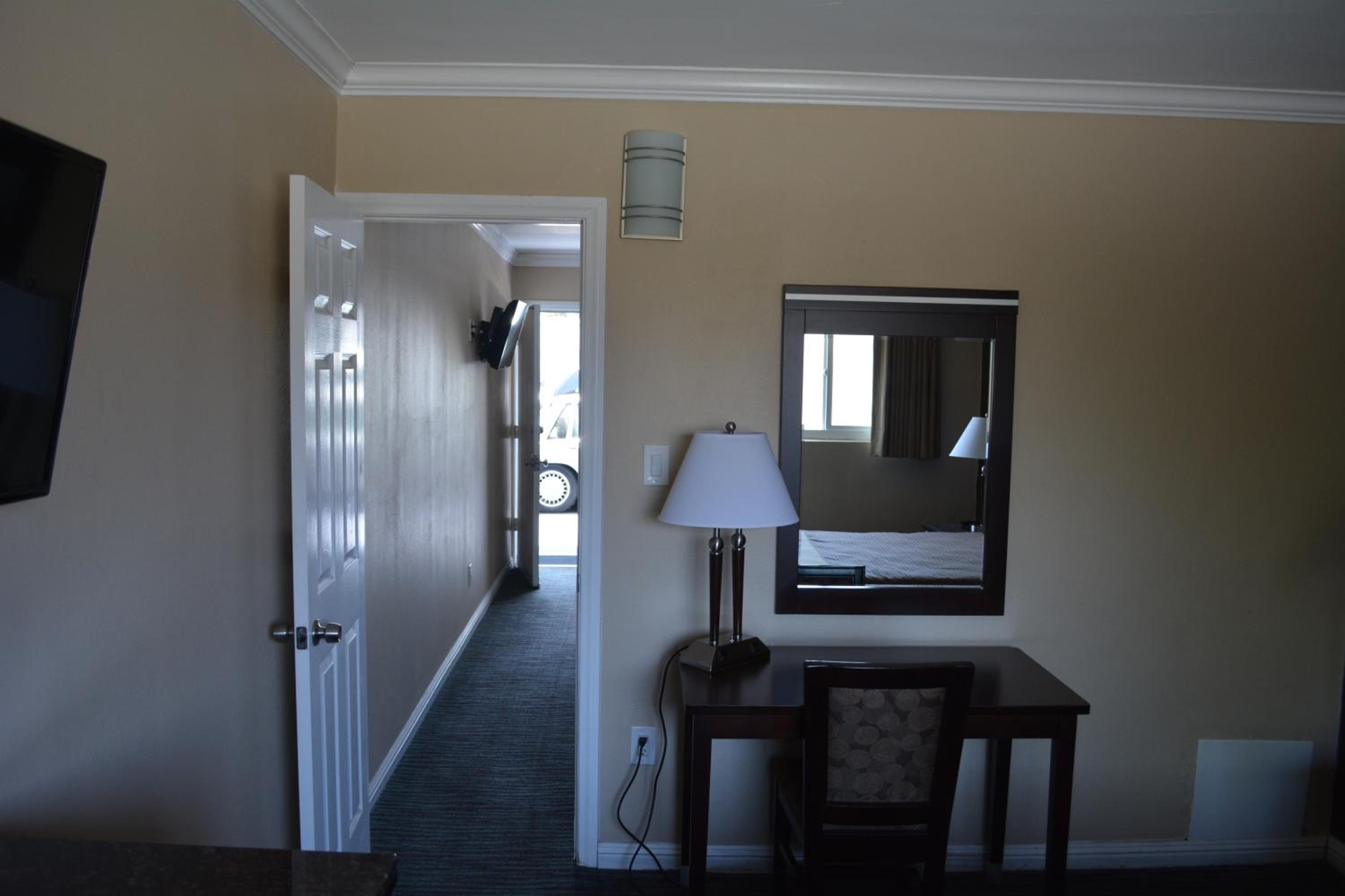 Queen Room - Non-Smoking - Photo 5