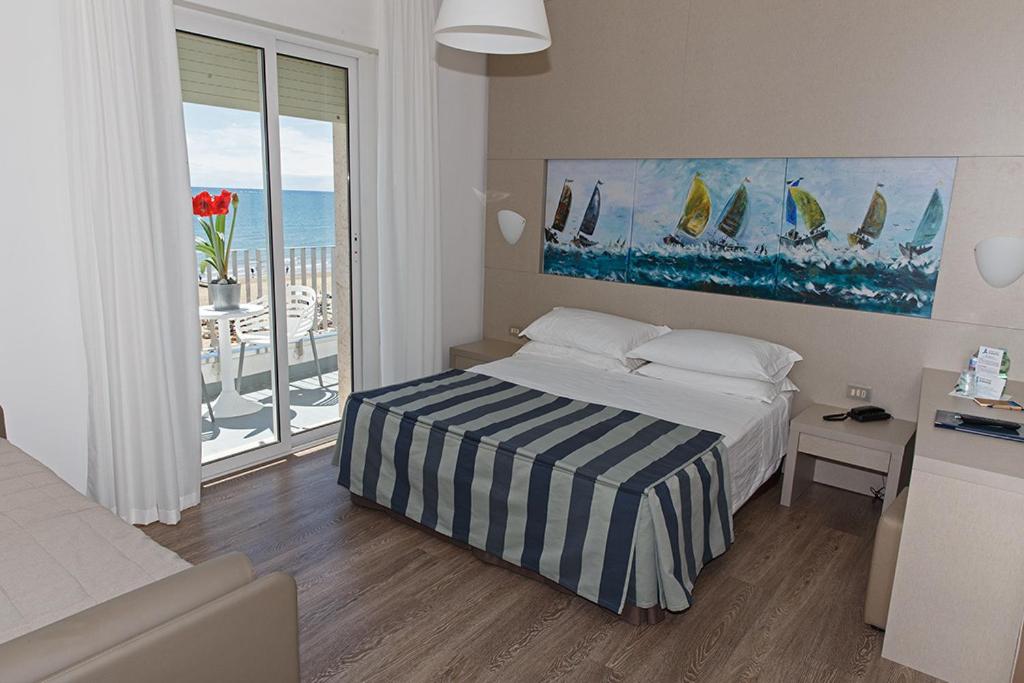 Deluxe Double Room with Frontal Sea View photo 3