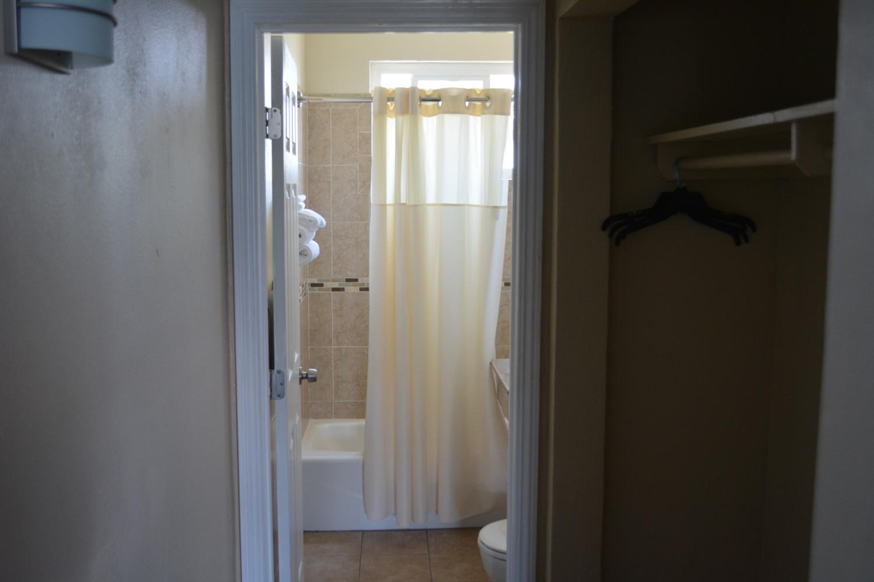Queen Room with Two Queen Beds - Non-Smoking - Photo 8