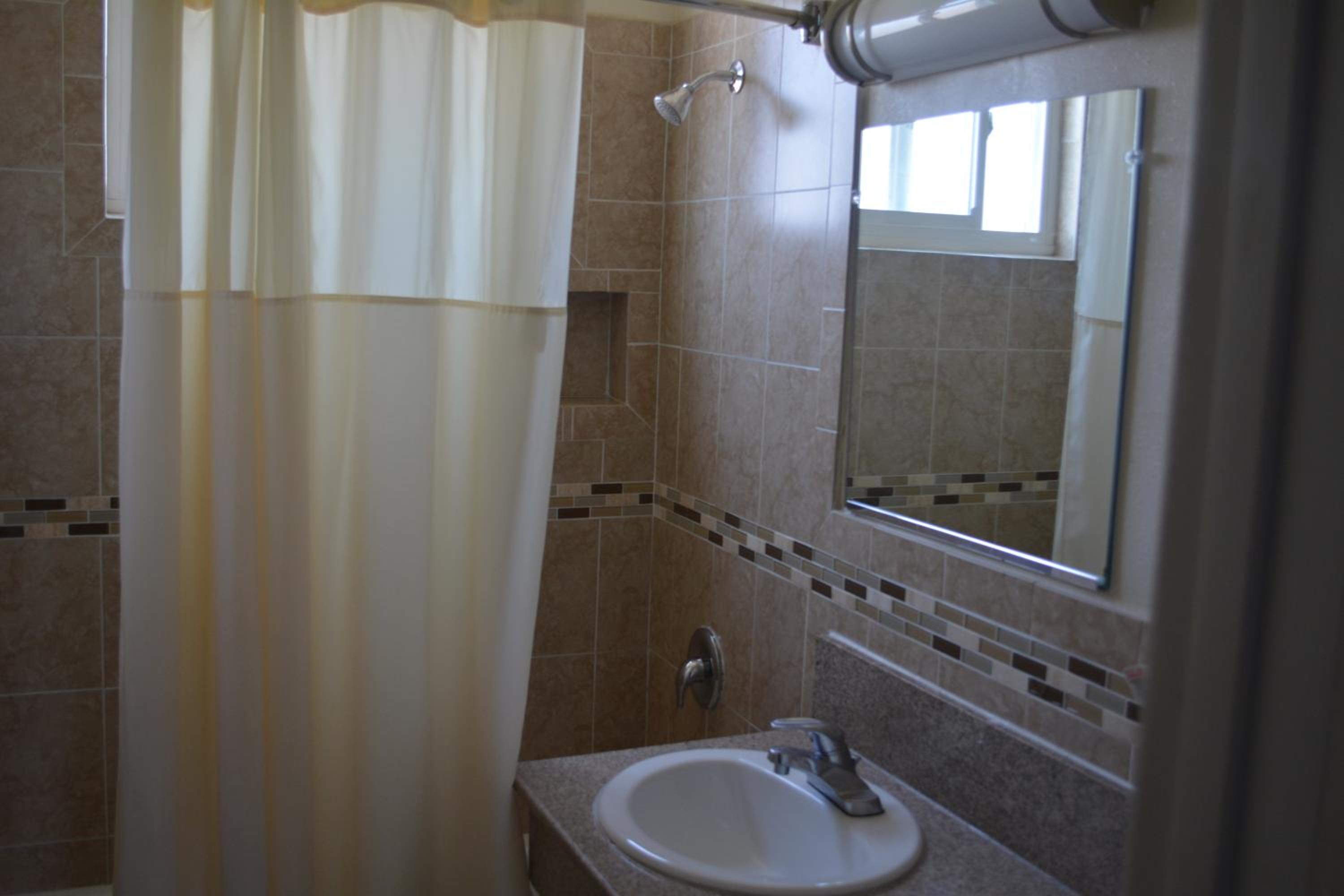 Queen Room with Two Queen Beds - Non-Smoking - Photo 7
