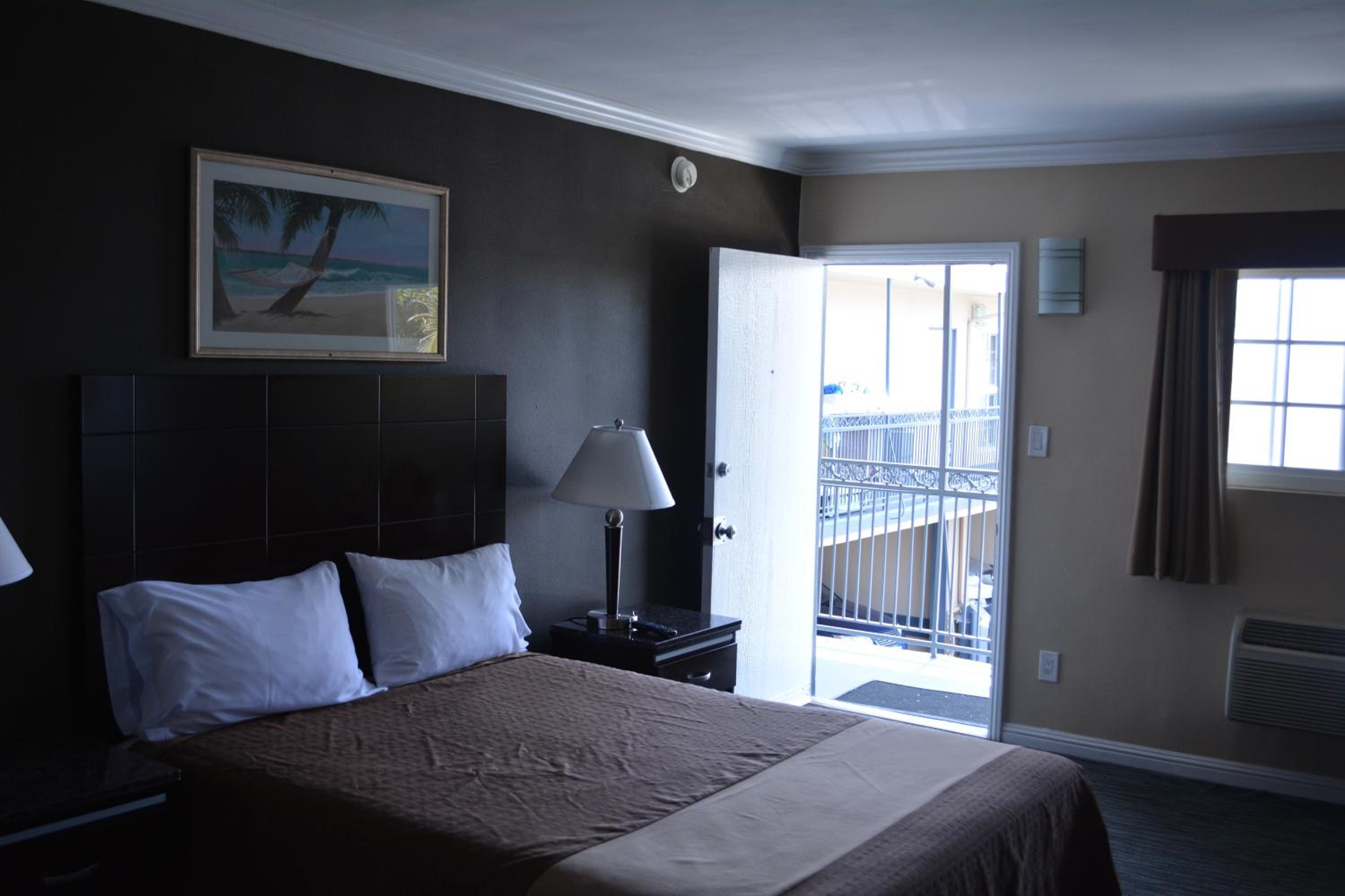 Queen Room - Non-Smoking - Photo 6