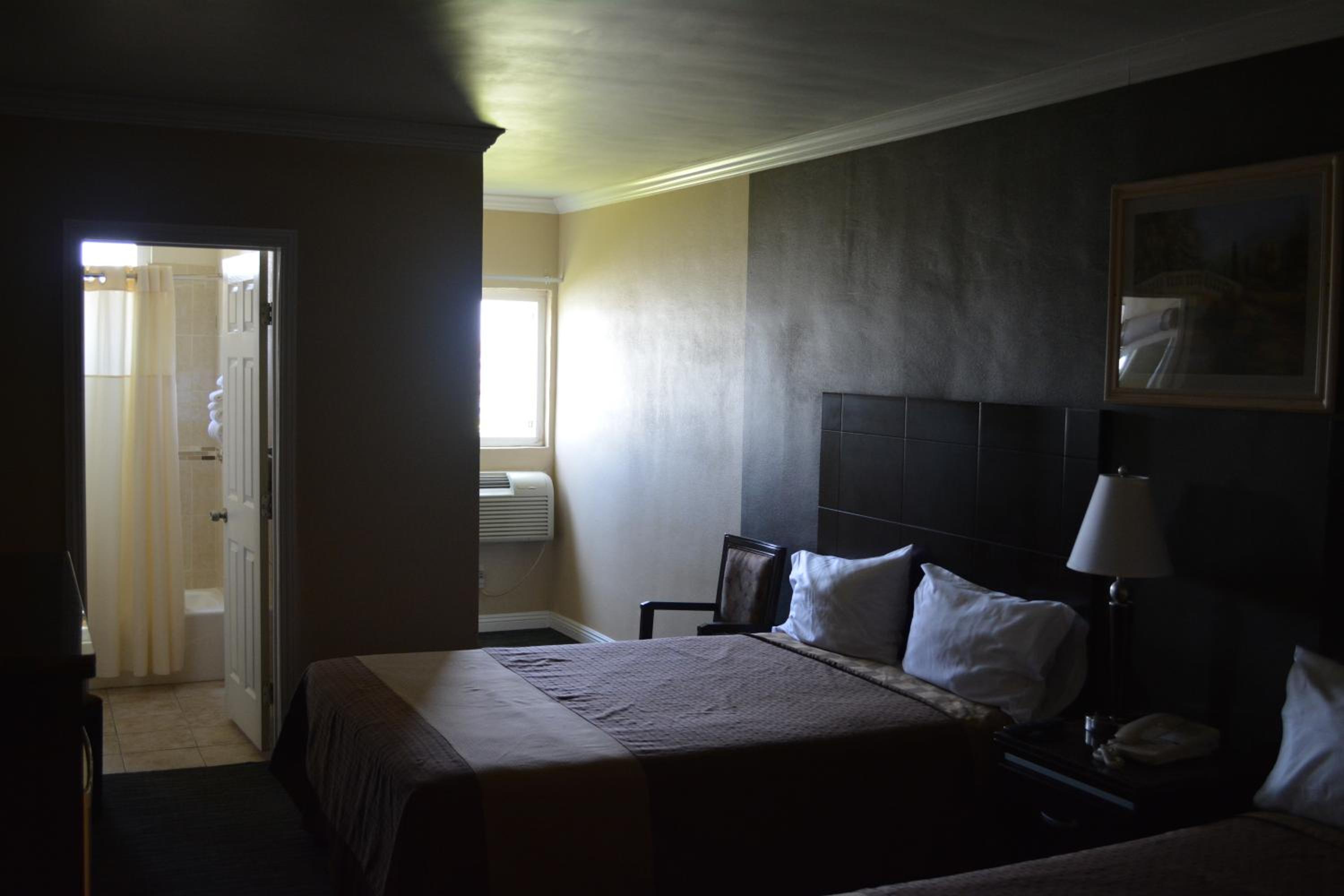 Queen Room with Two Queen Beds - Non-Smoking - Photo 3