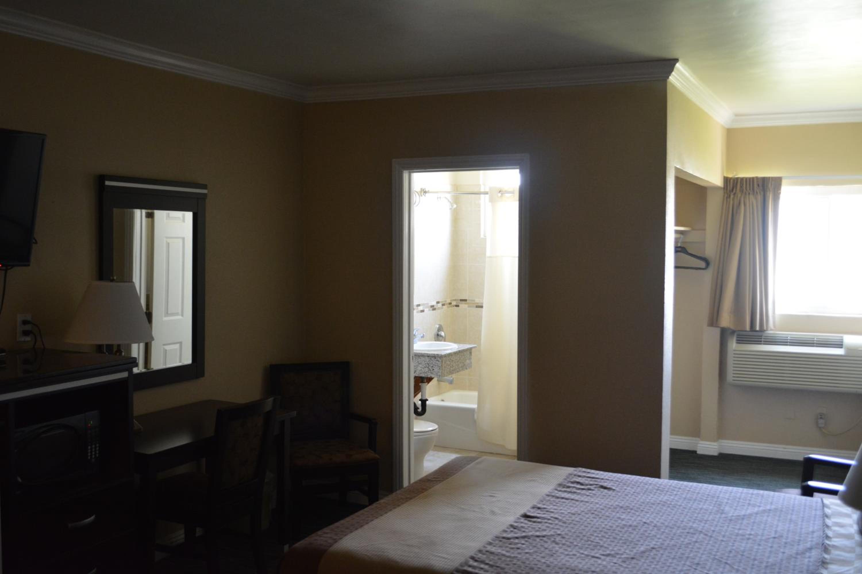 Queen Room - Non-Smoking - Photo 3