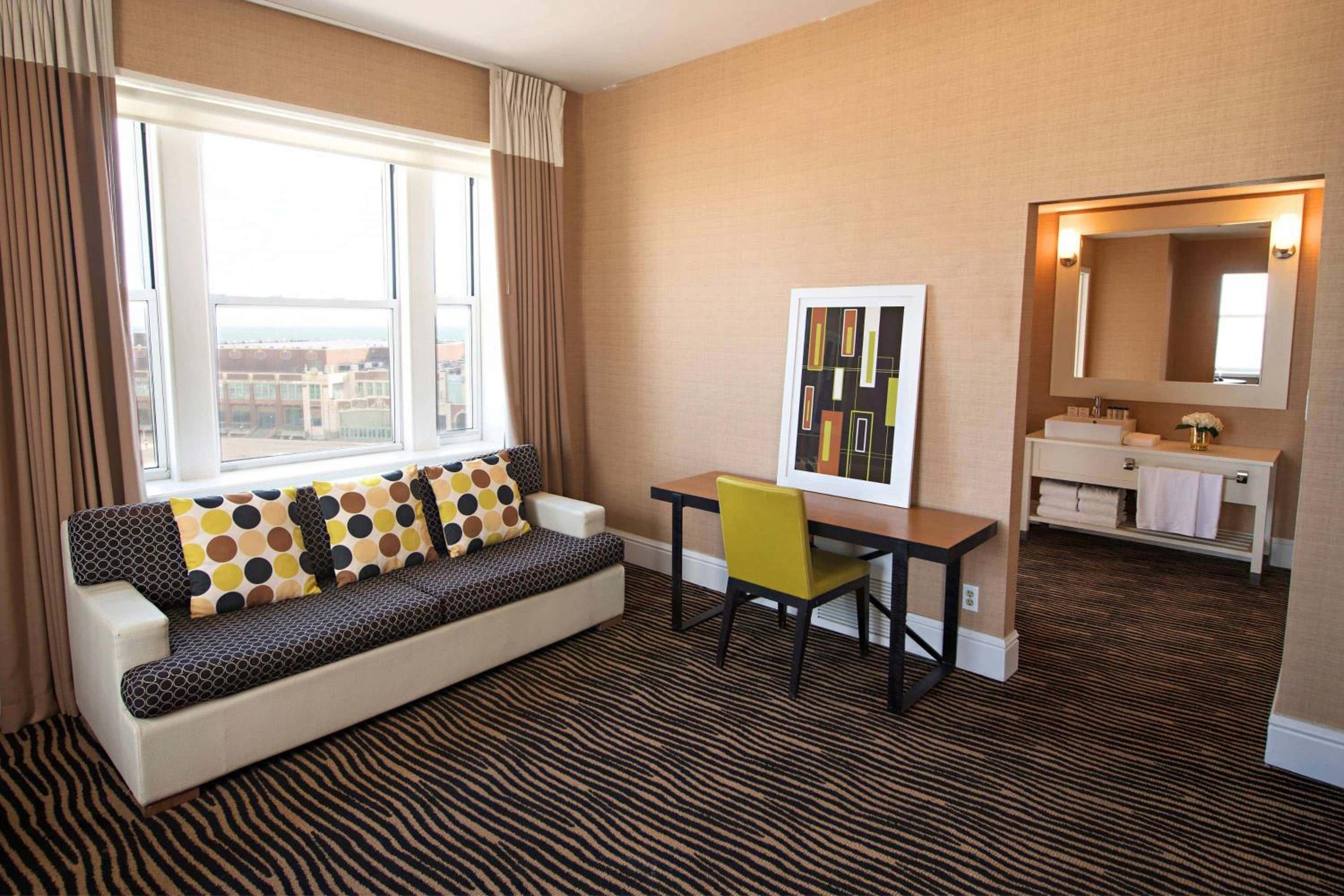 Deluxe Queen Room with Two Queen Beds - Photo 3
