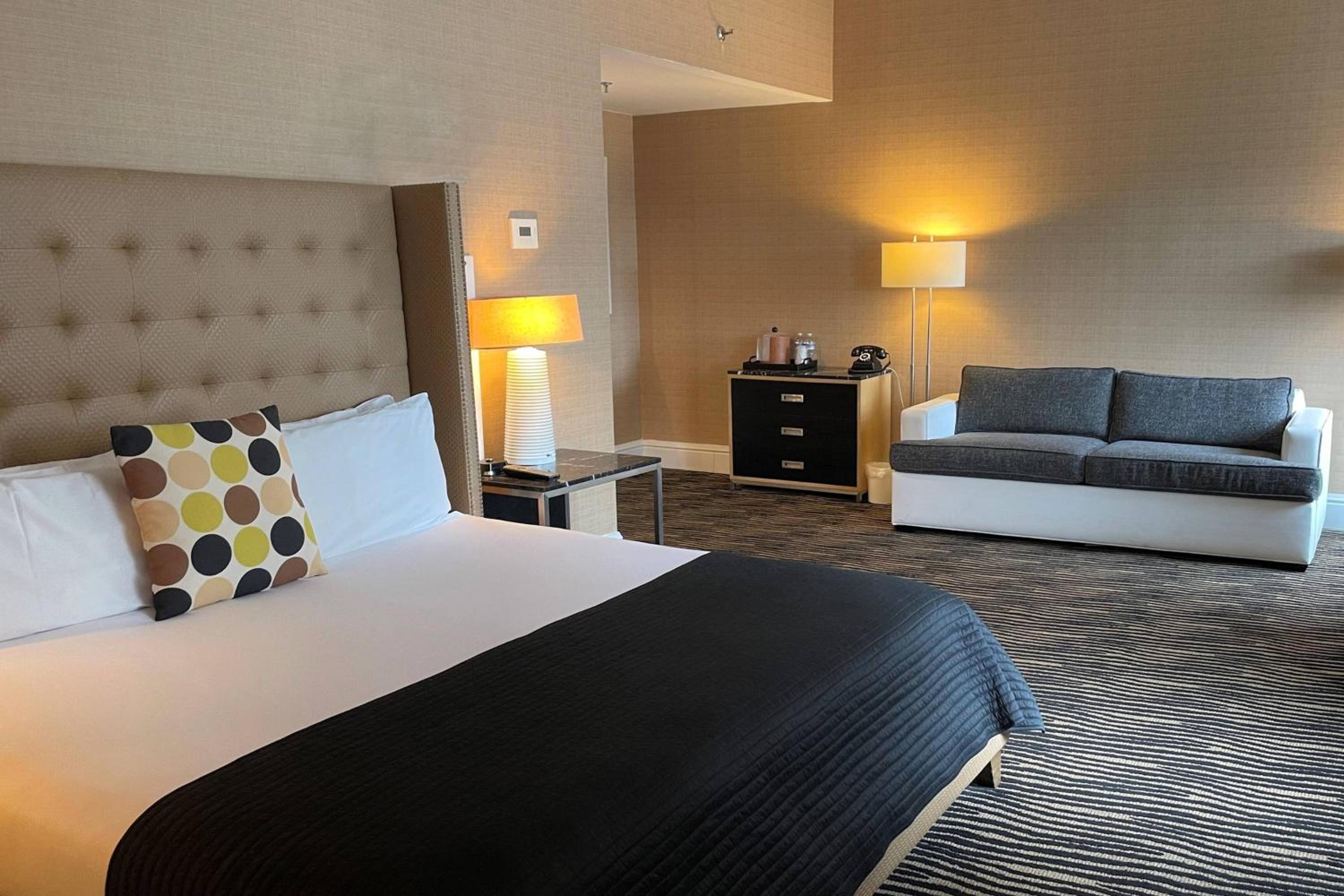 Deluxe King Room - Photo 4