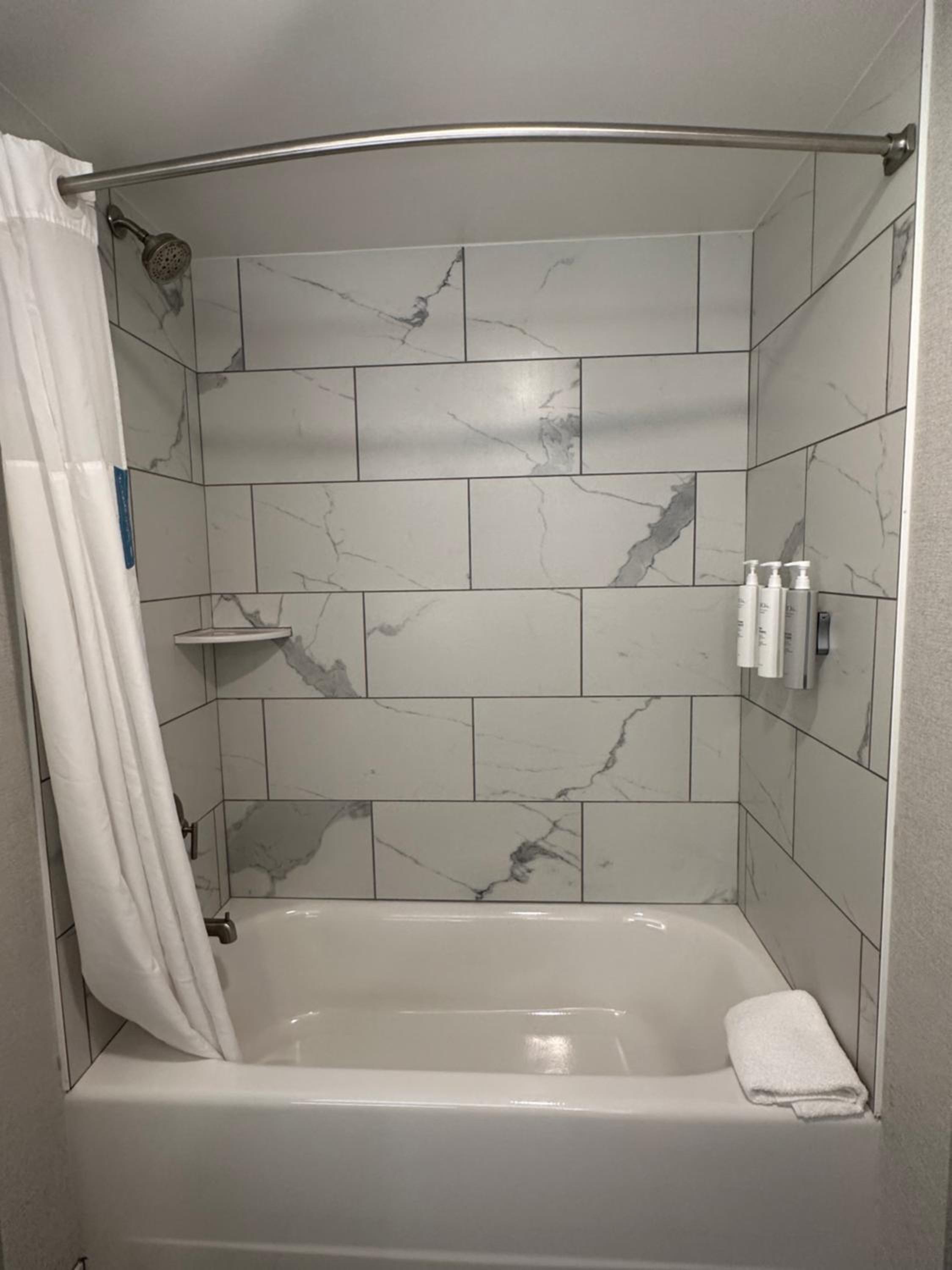 Queen Room with Two Queen Beds and Sofa Bed and Bath Tub - Oceanfront - Photo 11