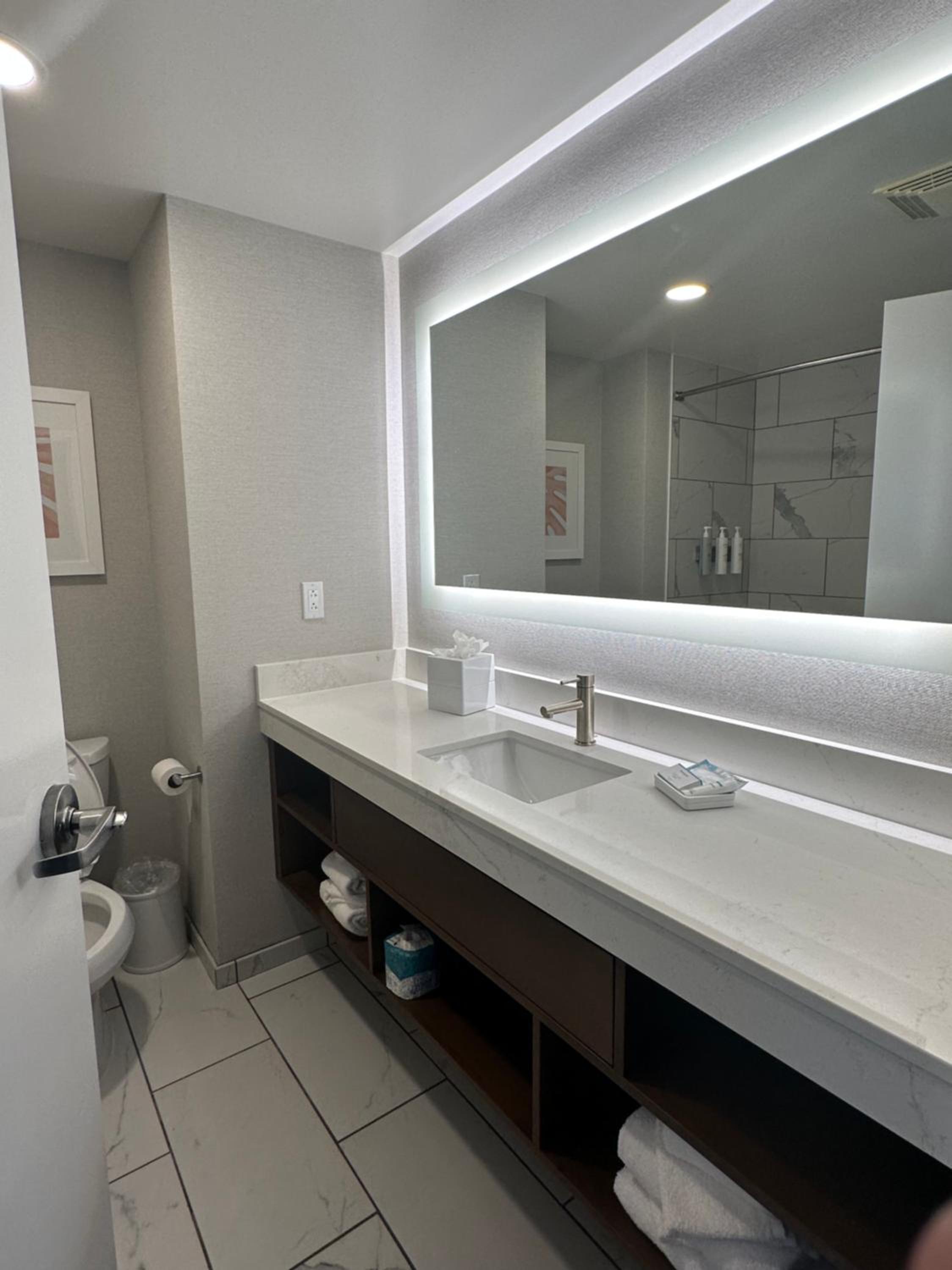 Queen Room with Two Queen Beds and Sofa Bed and Bath Tub - Oceanfront - Photo 12
