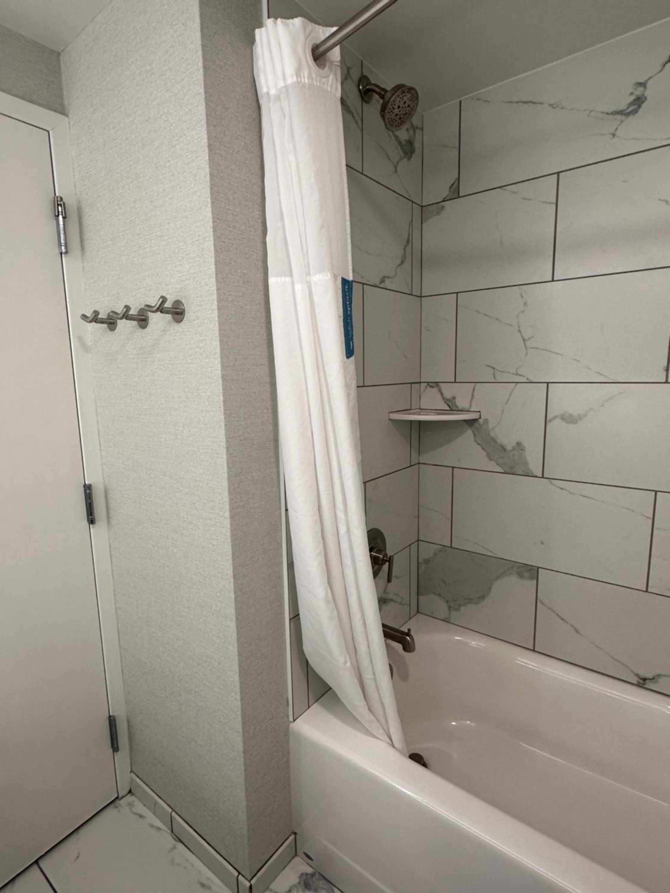Queen Room with Two Queen Beds and Sofa Bed and Bath Tub - Oceanfront - Photo 14