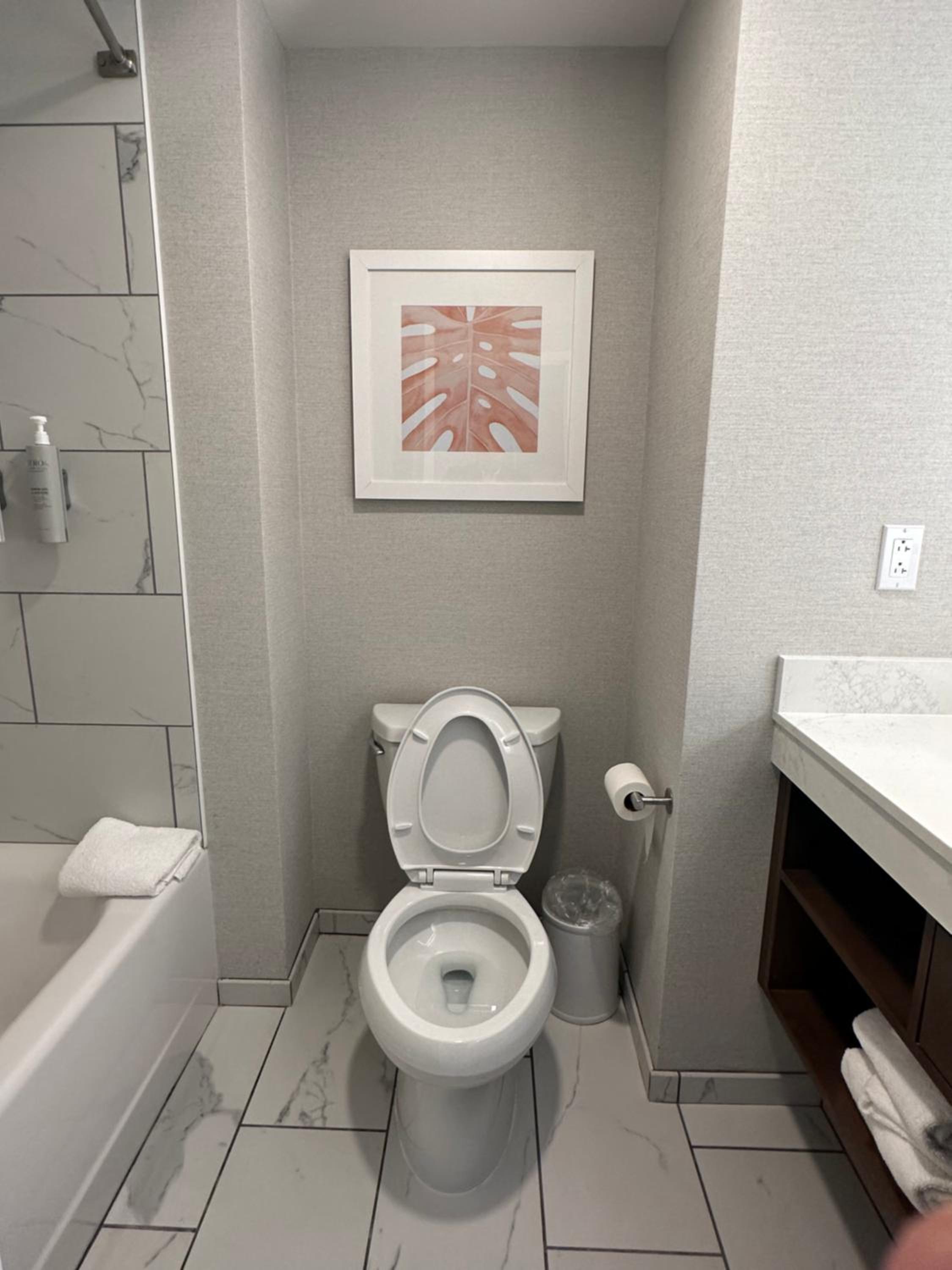 Queen Room with Two Queen Beds and Sofa Bed and Bath Tub - Oceanfront - Photo 13