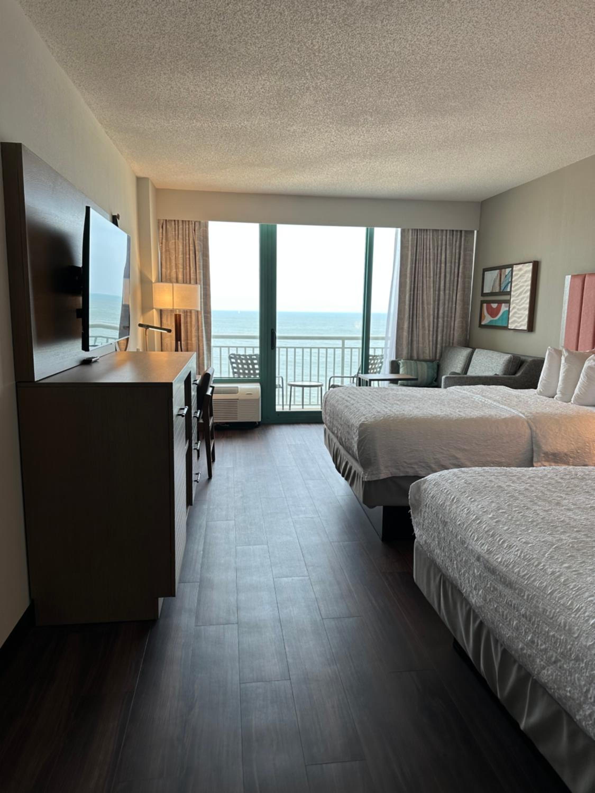 Queen Room with Two Queen Beds and Sofa Bed and Bath Tub - Oceanfront - Photo 15