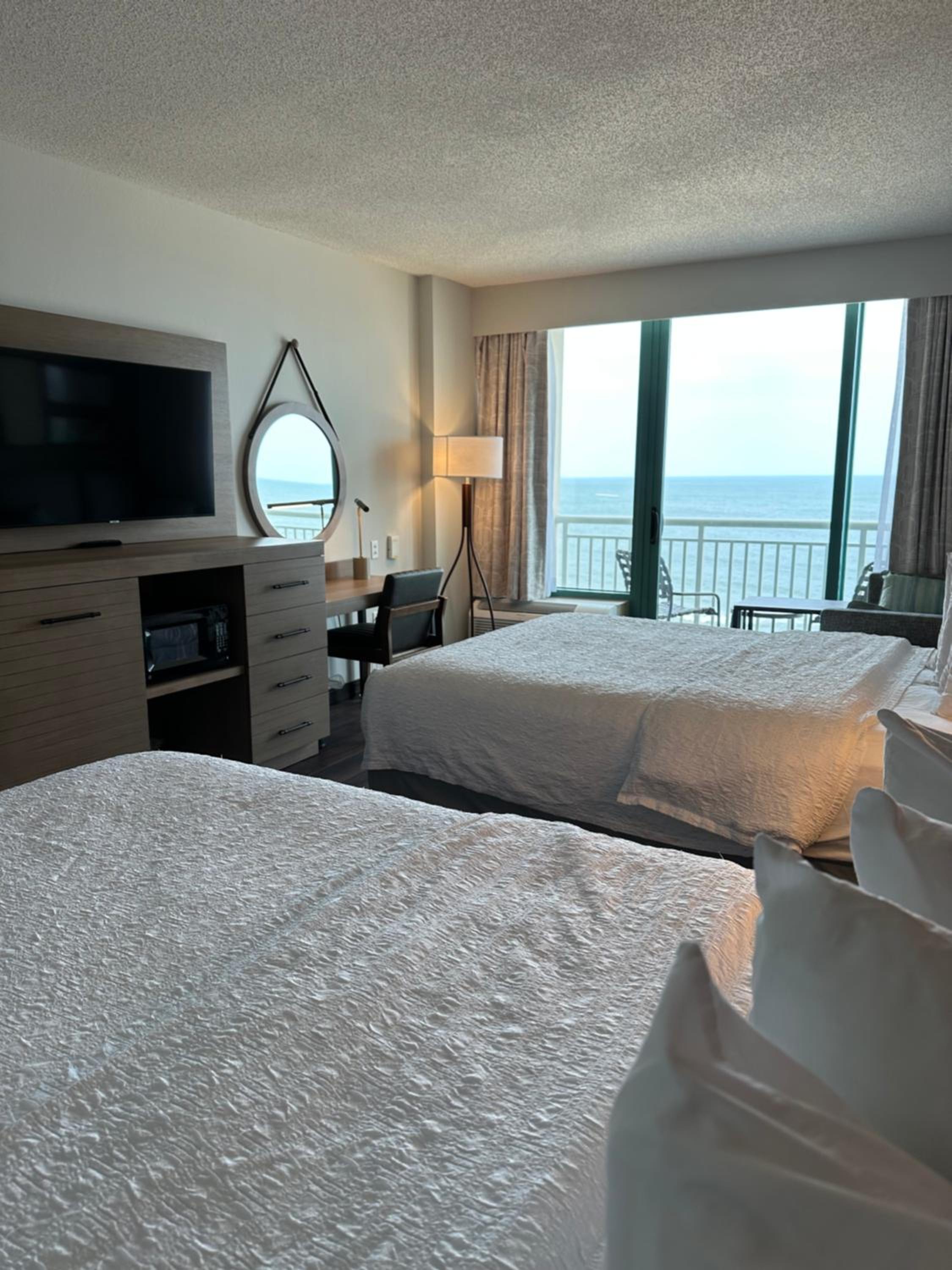 Queen Room with Two Queen Beds and Sofa Bed and Bath Tub - Oceanfront - Photo 10