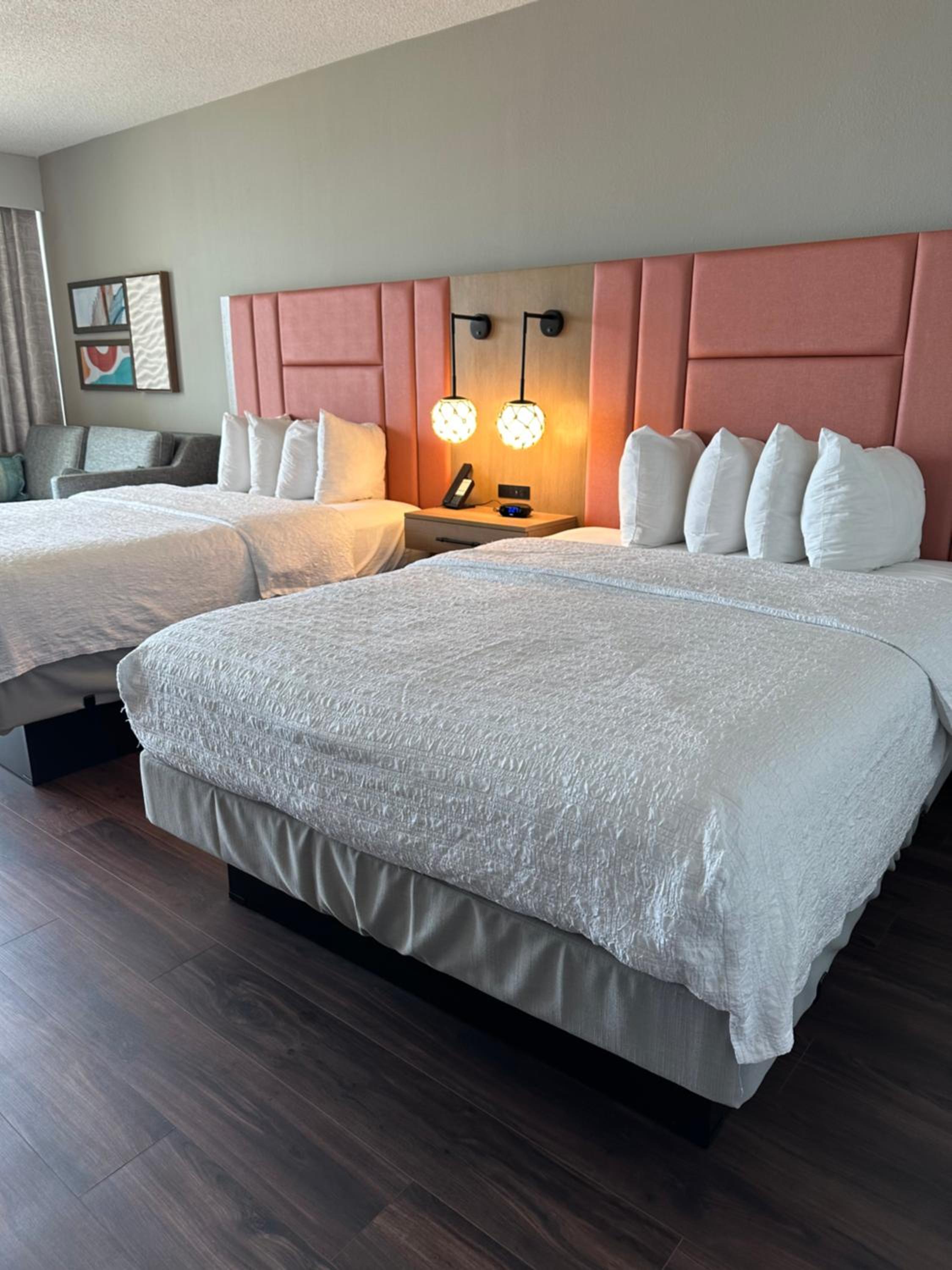 Queen Room with Two Queen Beds and Sofa Bed and Bath Tub - Oceanfront - Photo 9