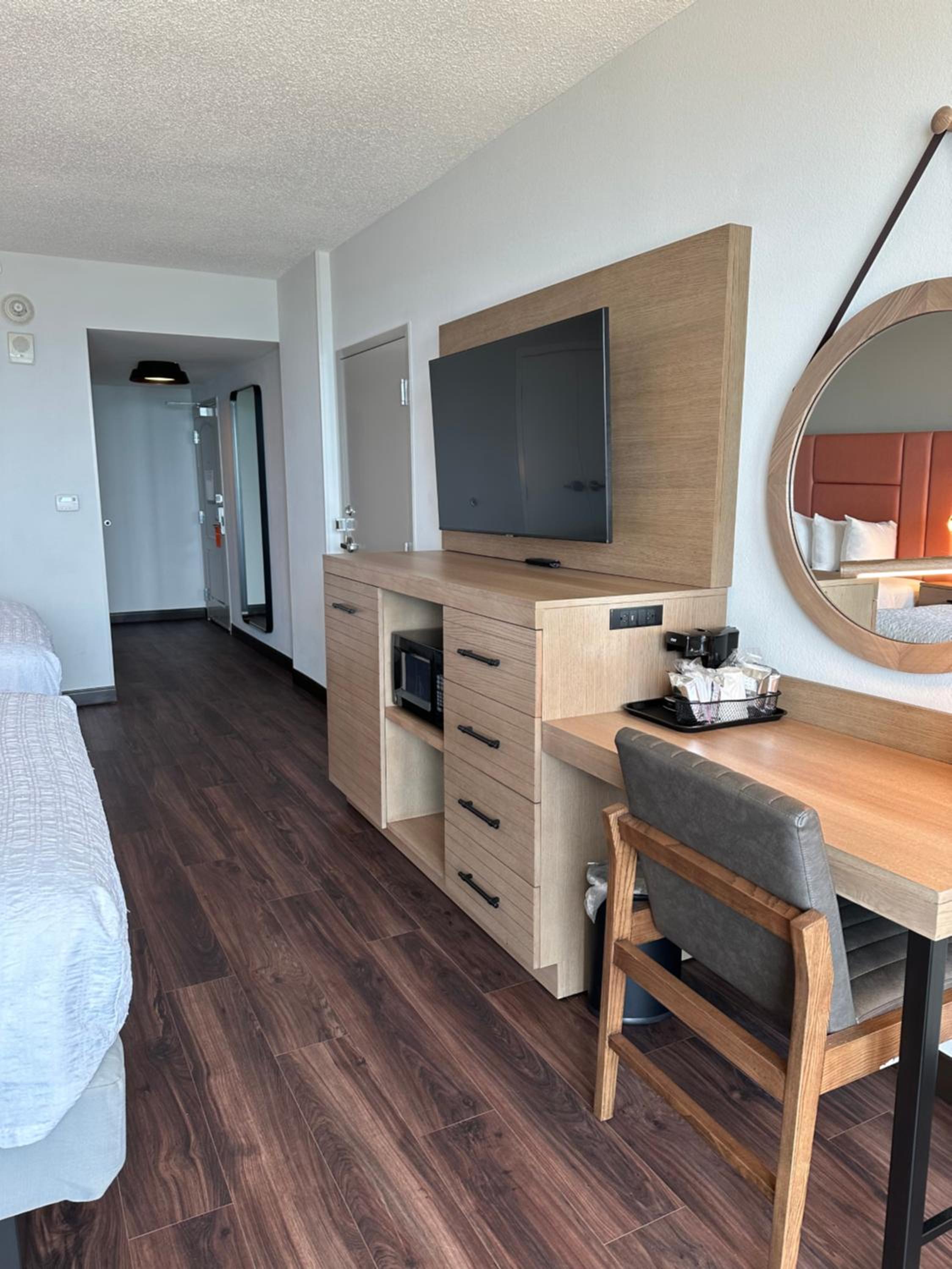 Queen Room with Two Queen Beds and Sofa Bed and Bath Tub - Oceanfront - Photo 17