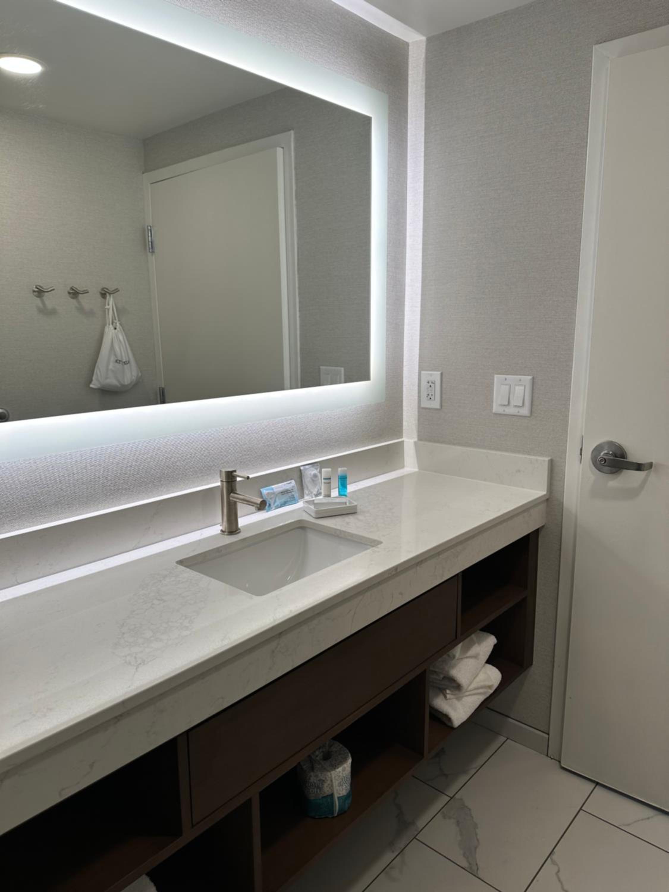 King Room with Sofa Bed and Shower - Oceanfront/Floors 6-10 - Photo 10