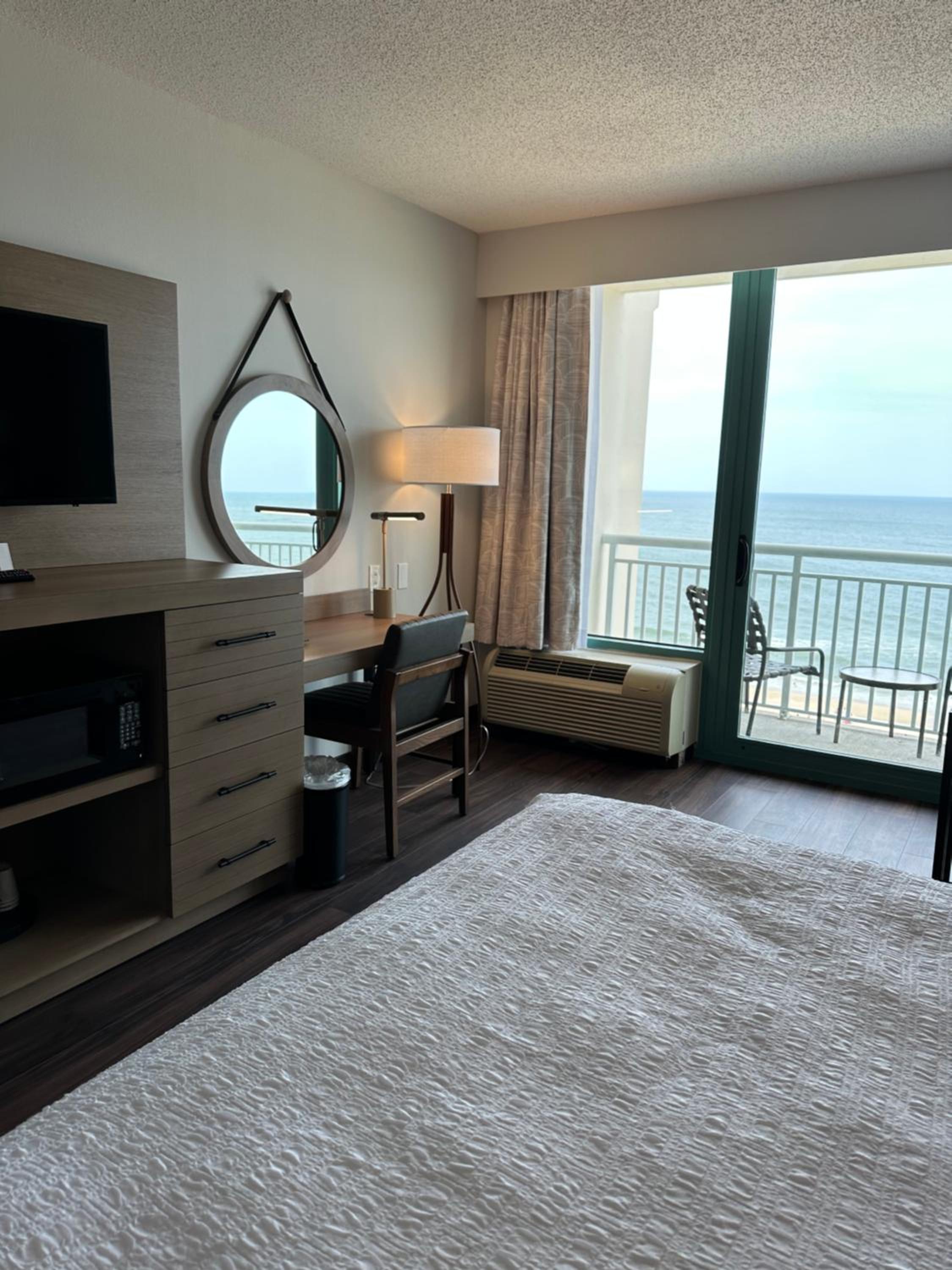 King Room with Sofa Bed and Shower - Oceanfront/Floors 6-10 - Photo 2