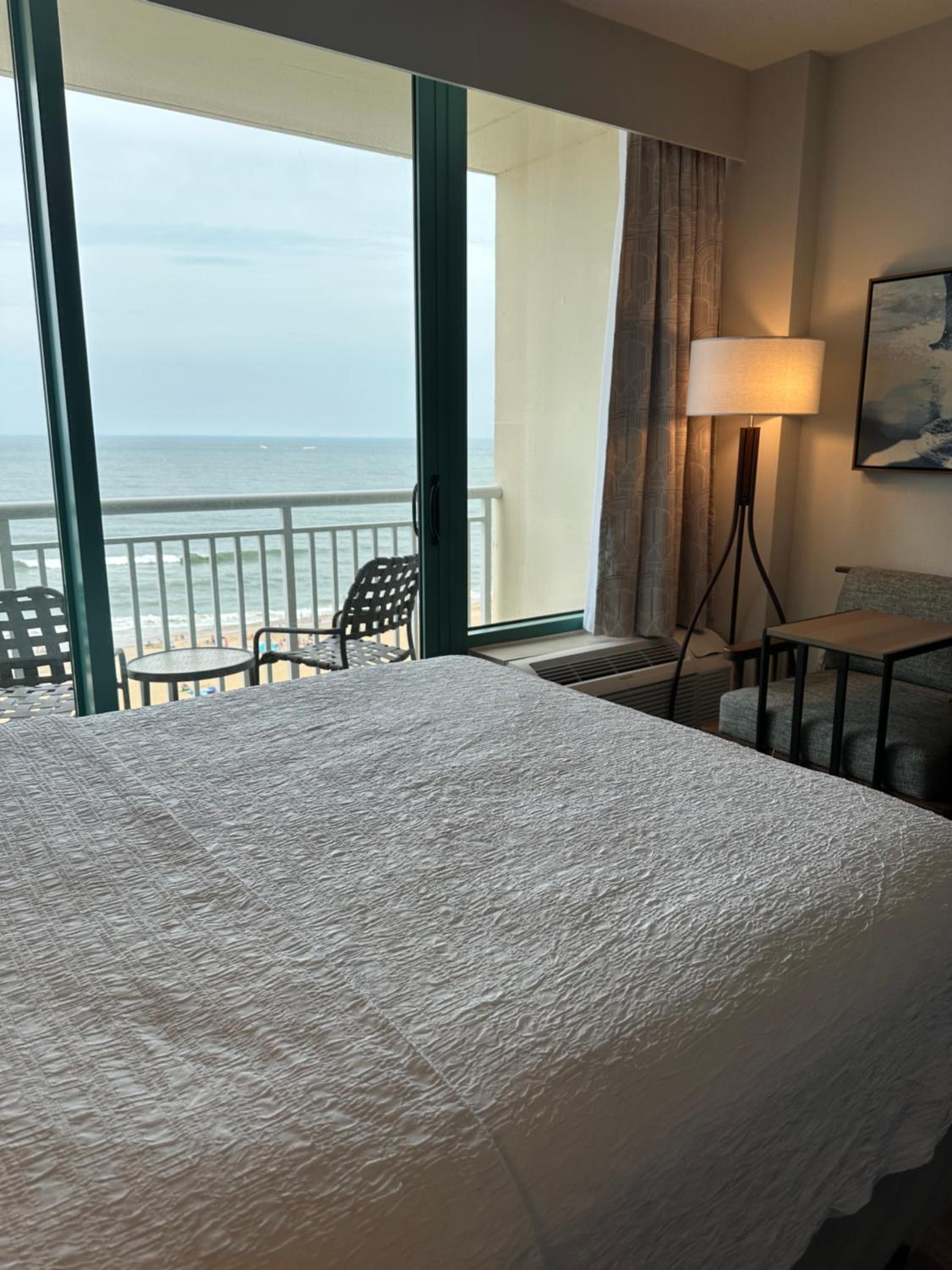 Queen Room with Two Queen Beds and Bath Tub - Oceanfront - Floor 6-10 photo 3