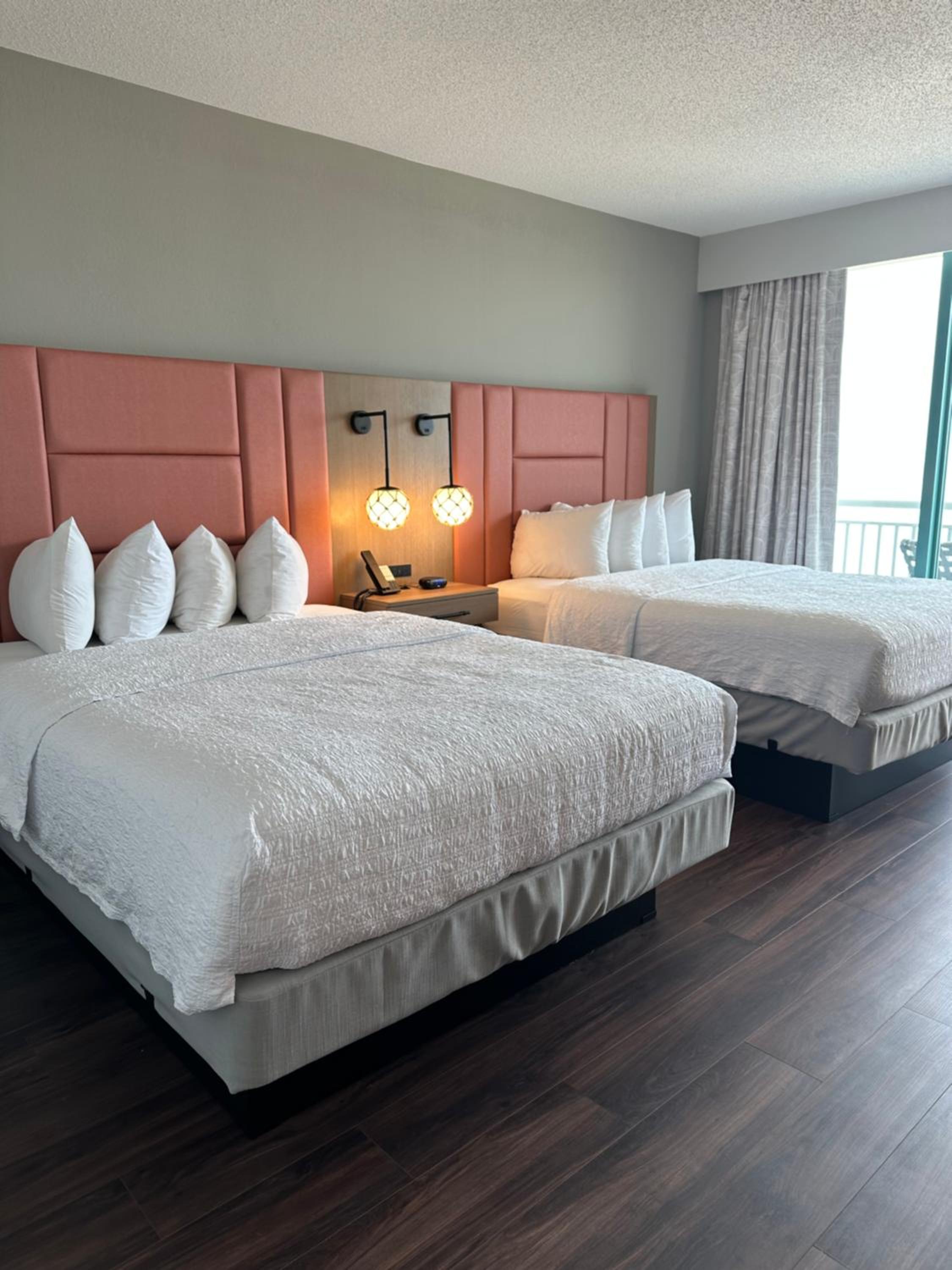 Queen Room with Two Queen Beds and Bath Tub - Oceanfront - Floor 6-10 photo 2