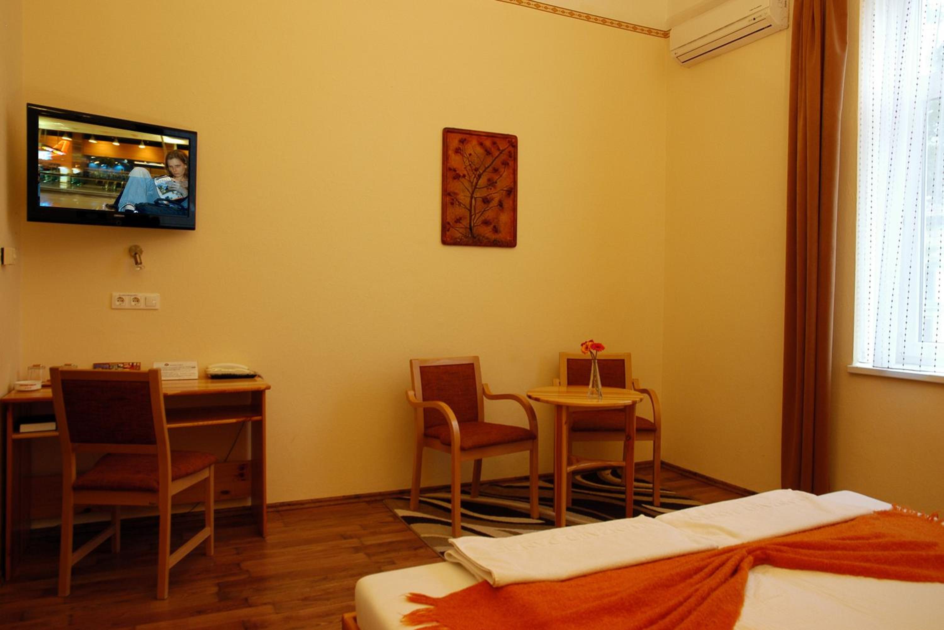 Double or Twin Room - Photo 4