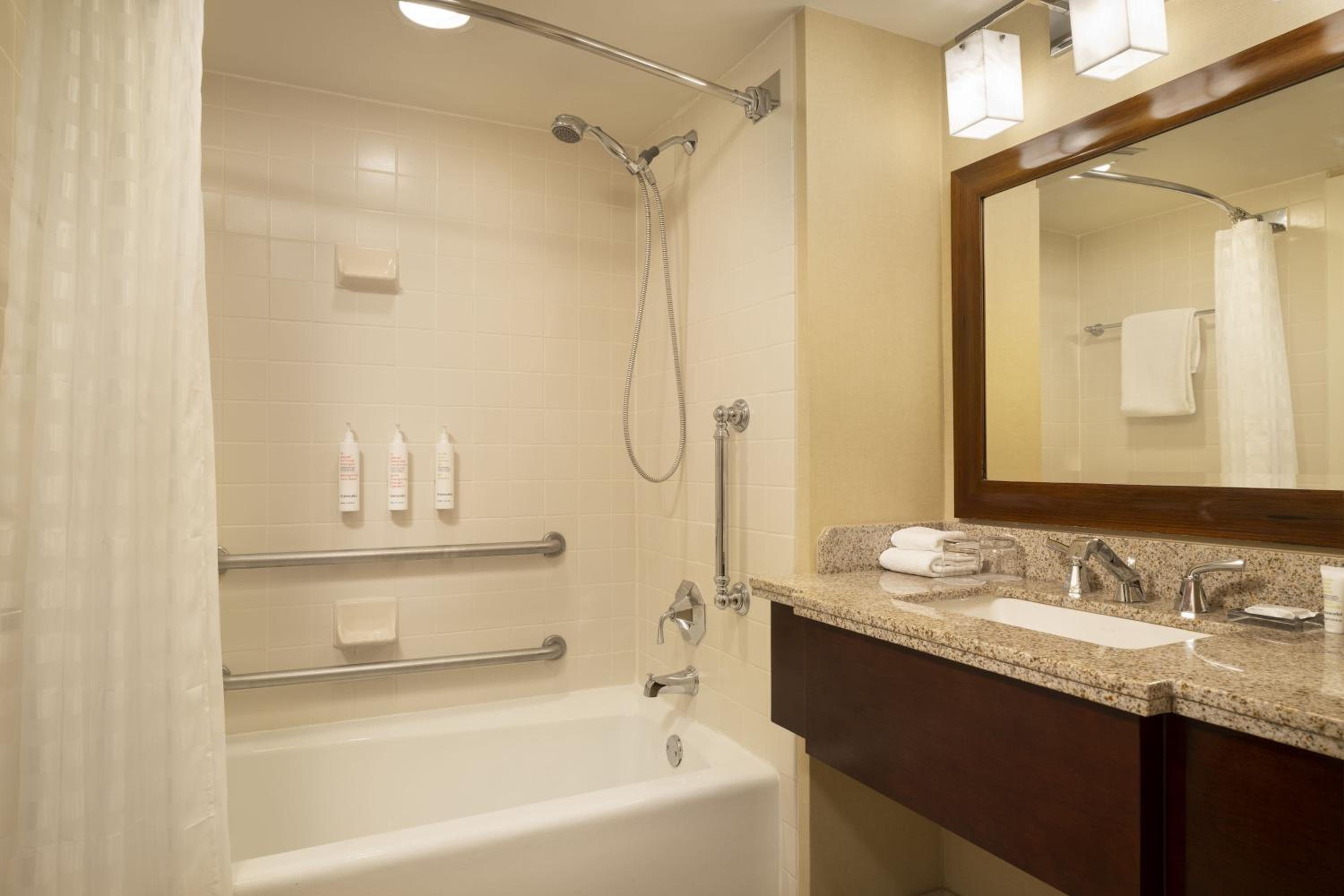 Deluxe King Room with Balcony - Mid Floor - Photo 2