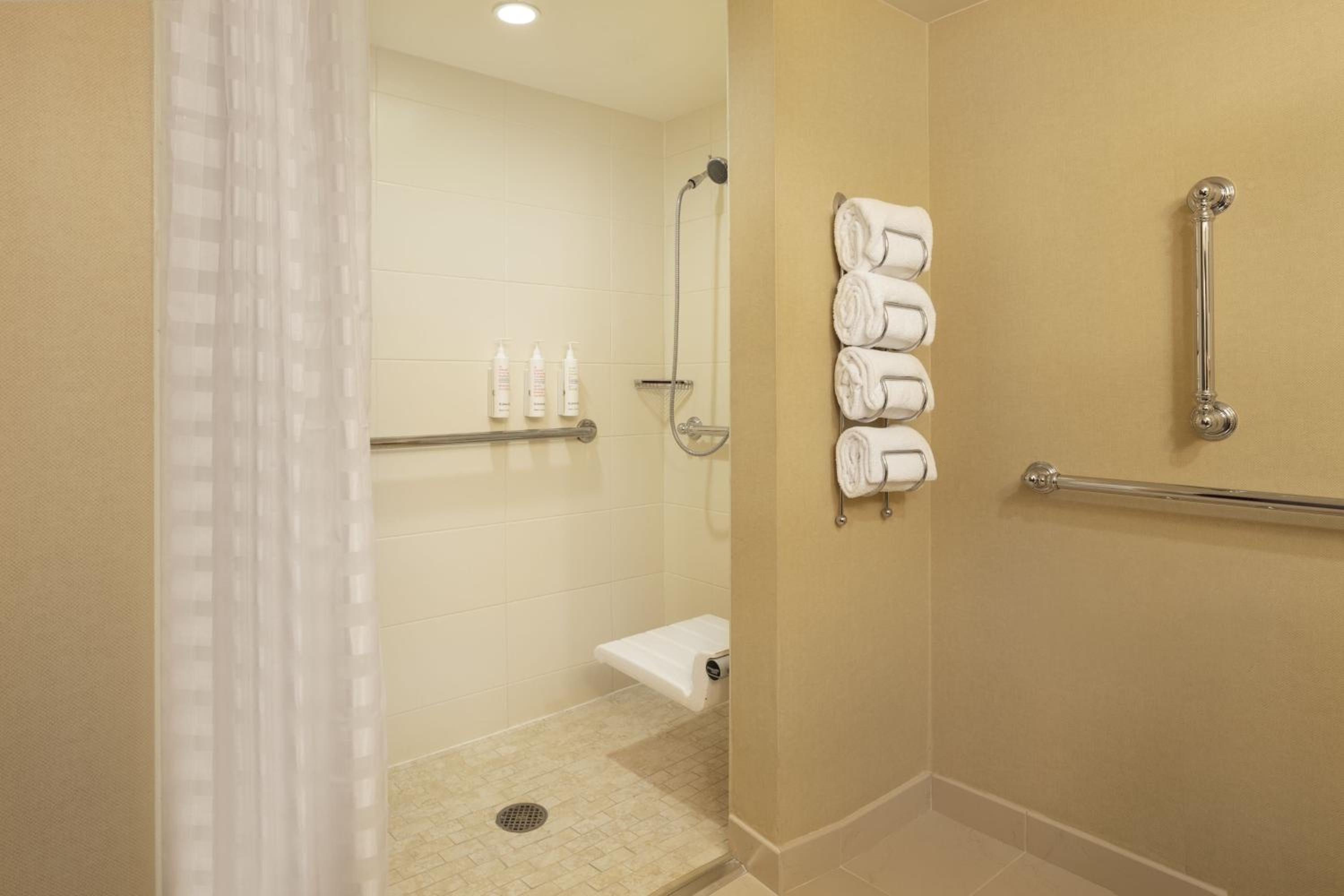 Deluxe King Room with Balcony - Mid Floor - Photo 6