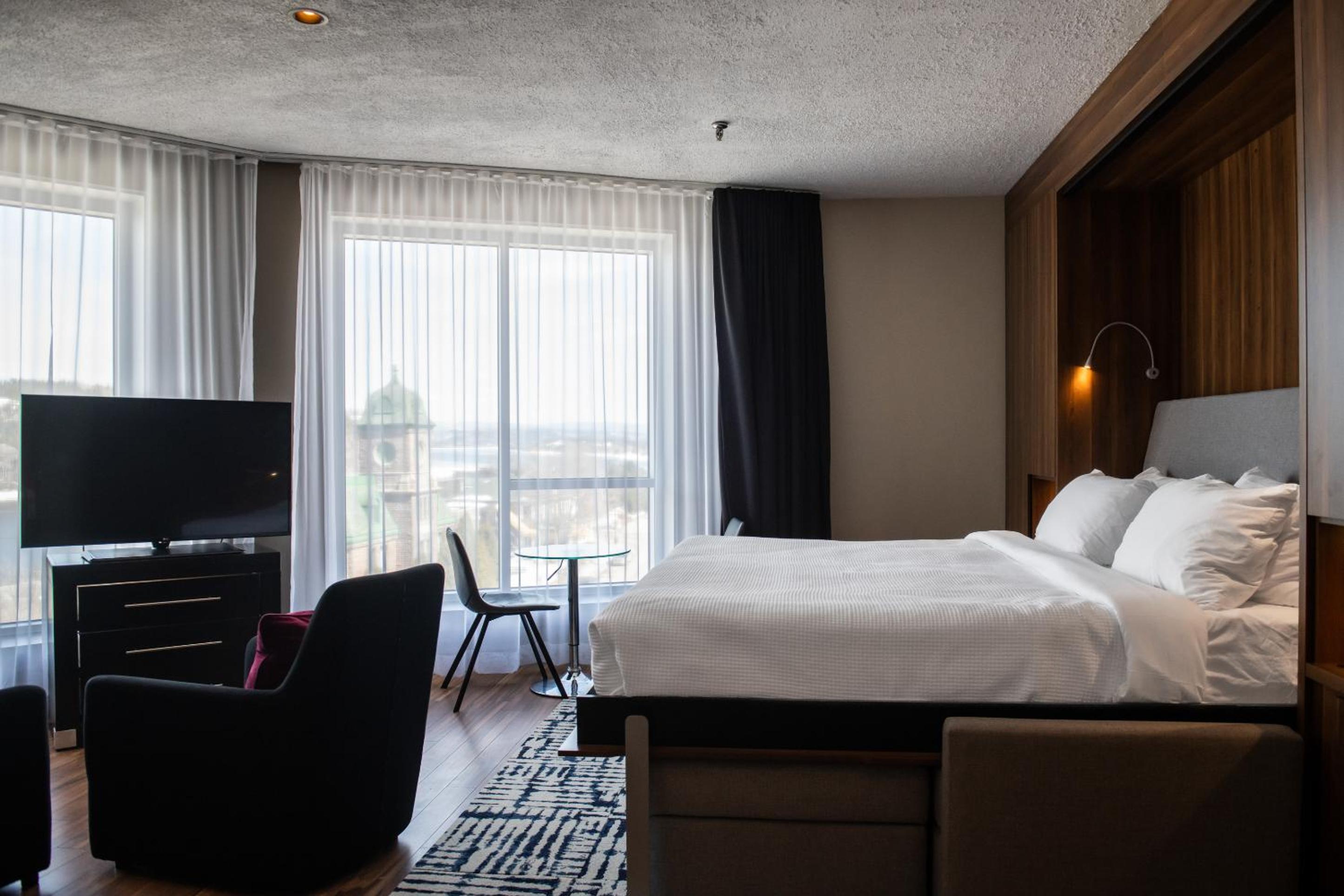Superior King Suite - Photo 2