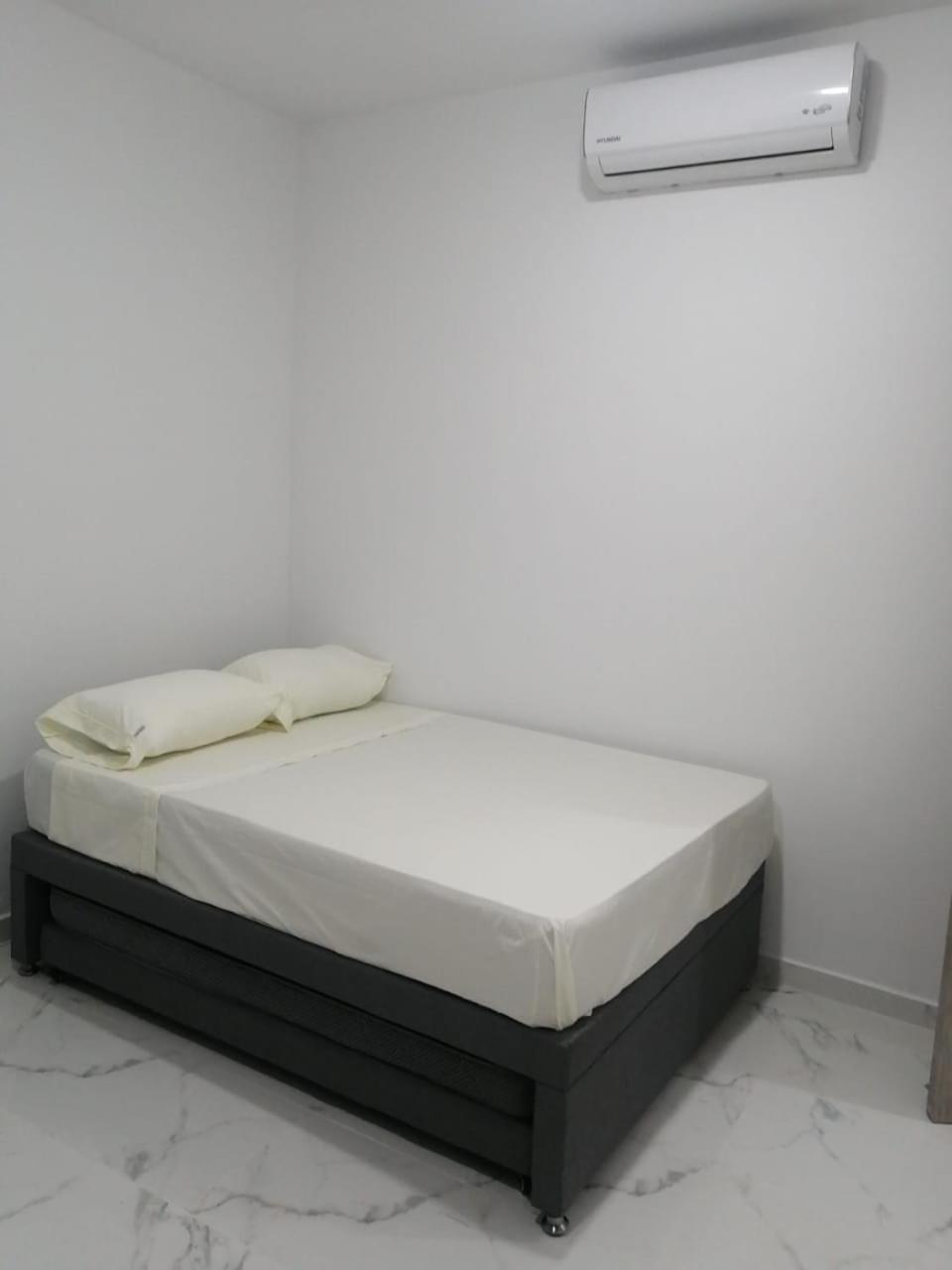 Five-Bedroom House photo 1