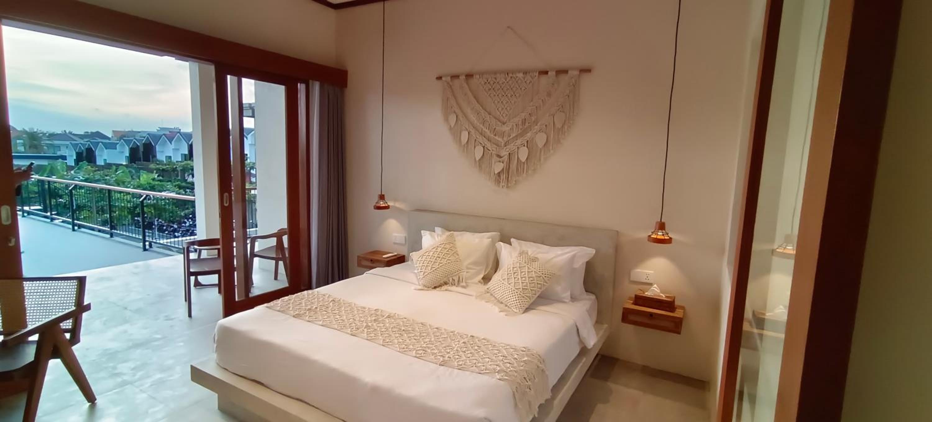 Deluxe Double Room with Balcony - Photo 33