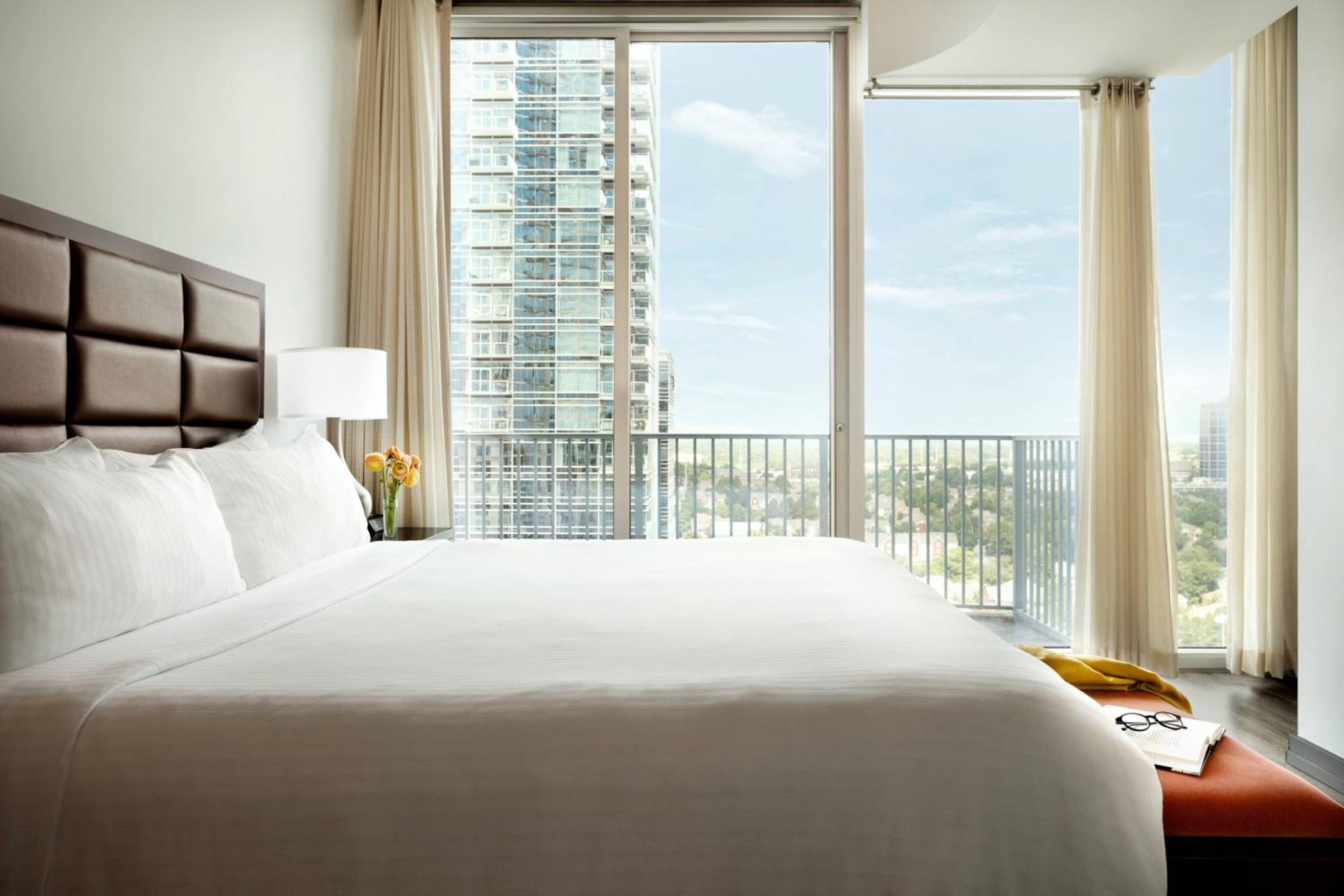 One-Bedroom King Suite with City View - Photo 3