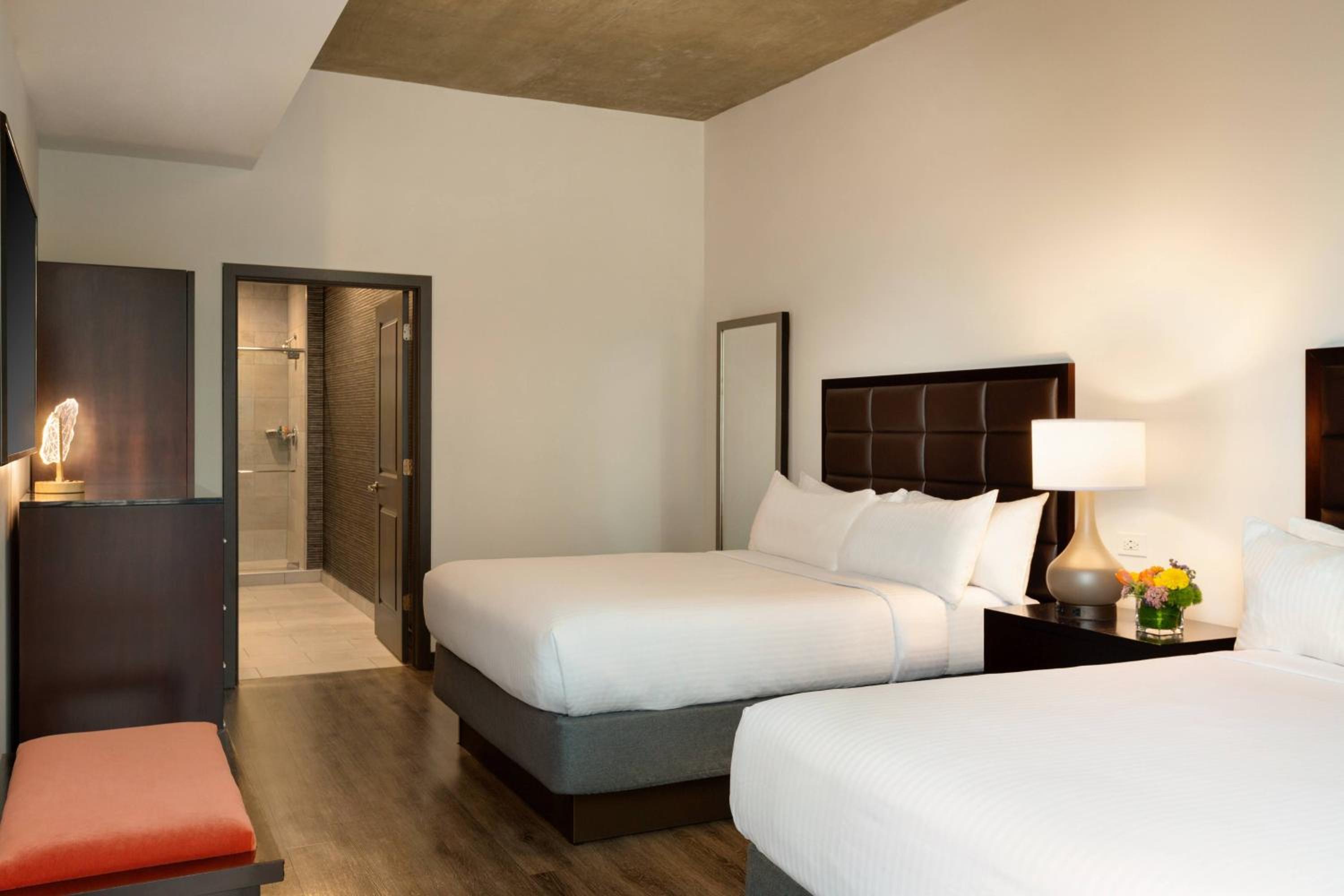 1 Bedroom Suite, 2 Queen, Sofa bed, Low floor, Balcony - Photo 2