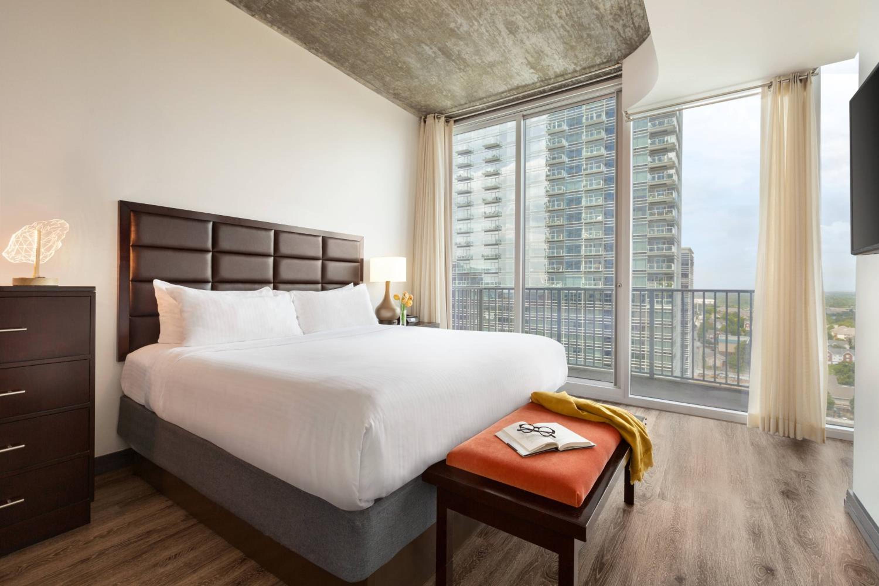 One-Bedroom King Suite with City View - Photo 6