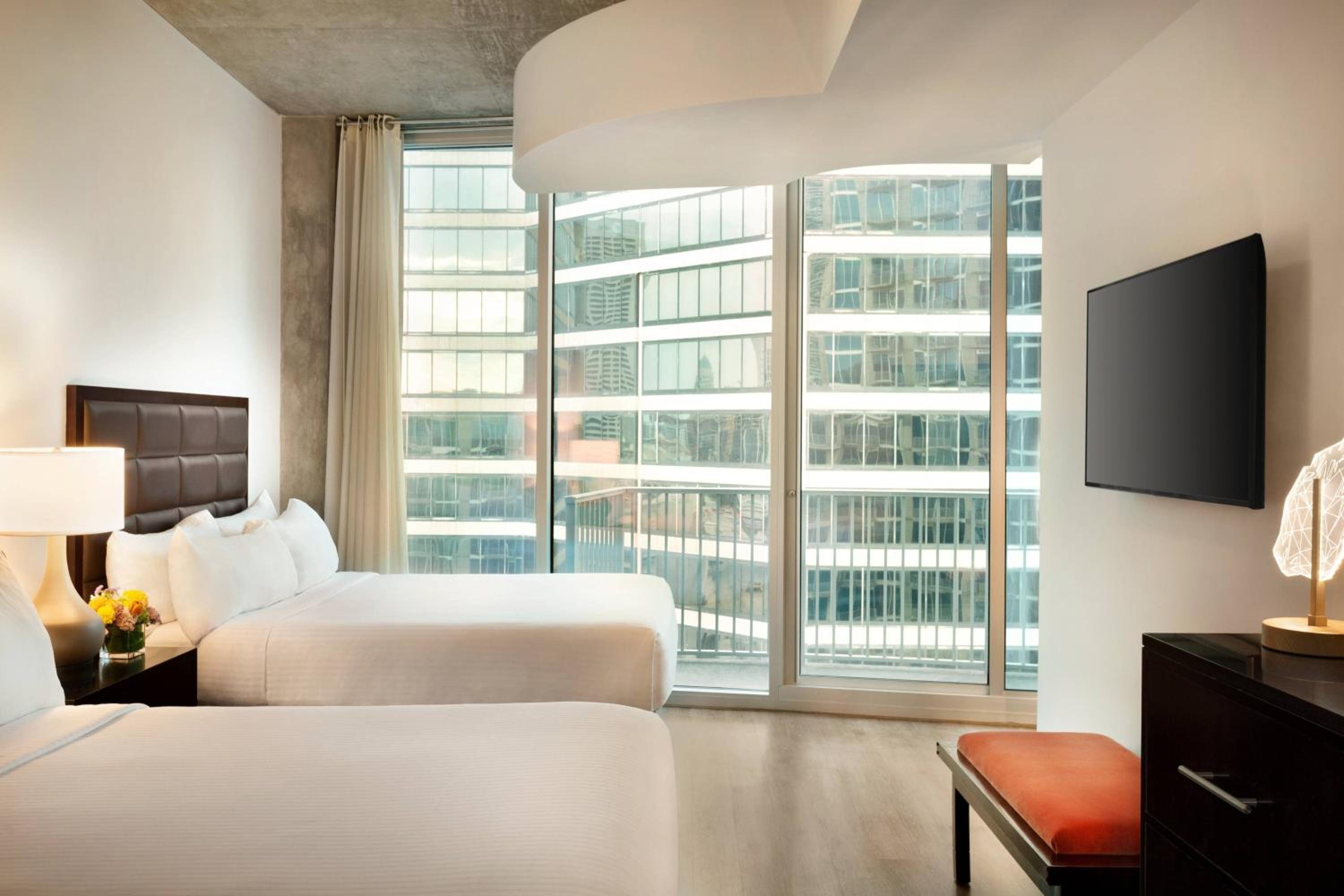 1 Bedroom Suite, 2 Queen, Sofa bed, Low floor, Balcony - Photo 1