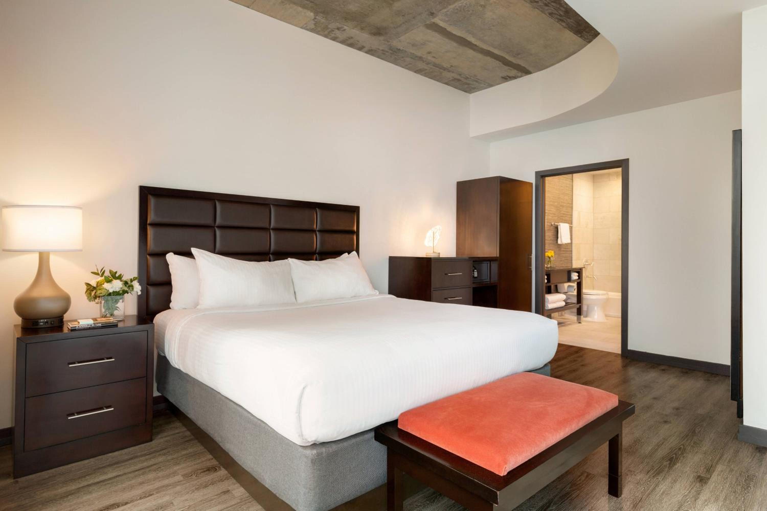 One-Bedroom King Suite - Photo 3