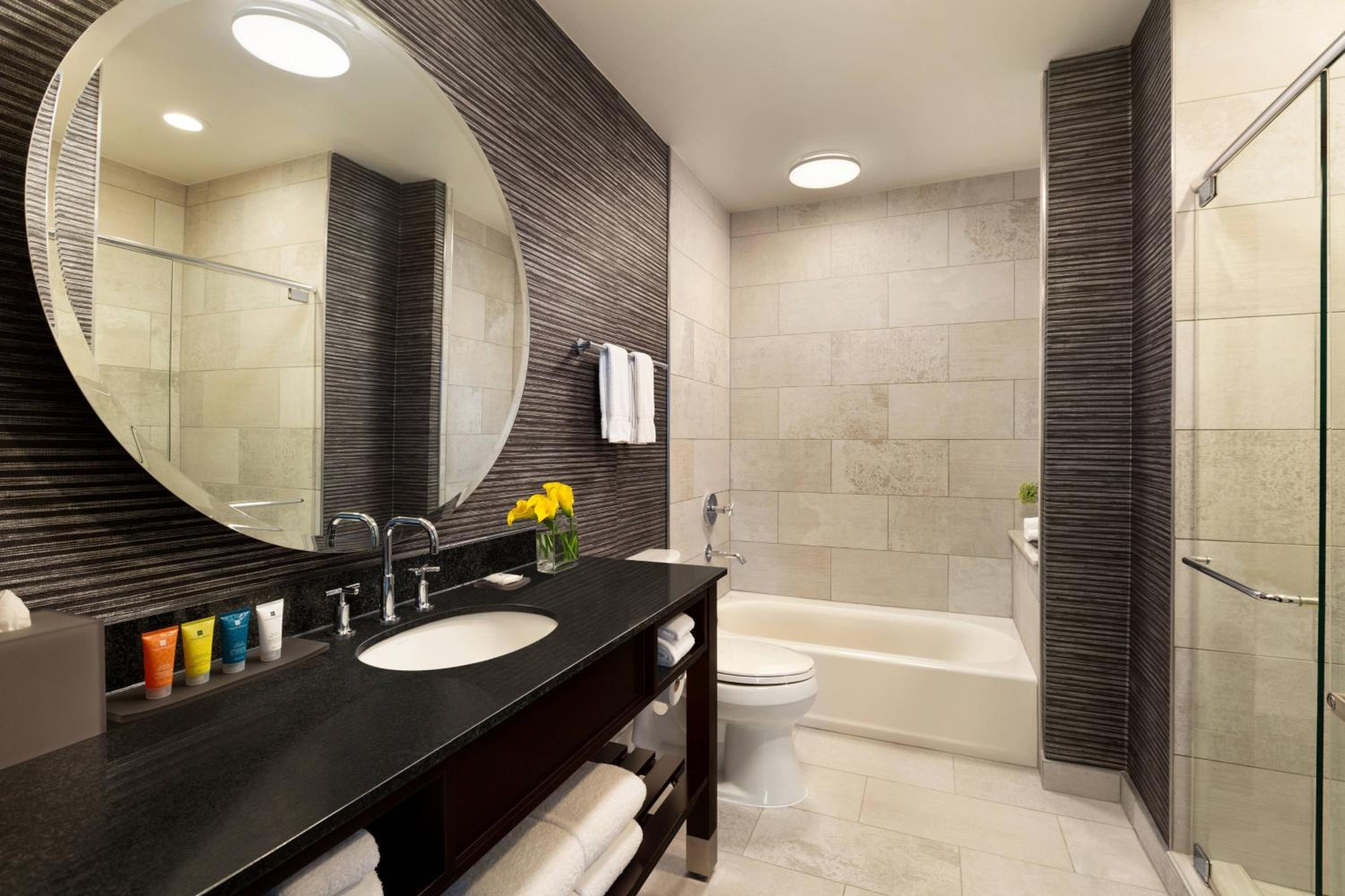 One-Bedroom King Suite - Photo 2