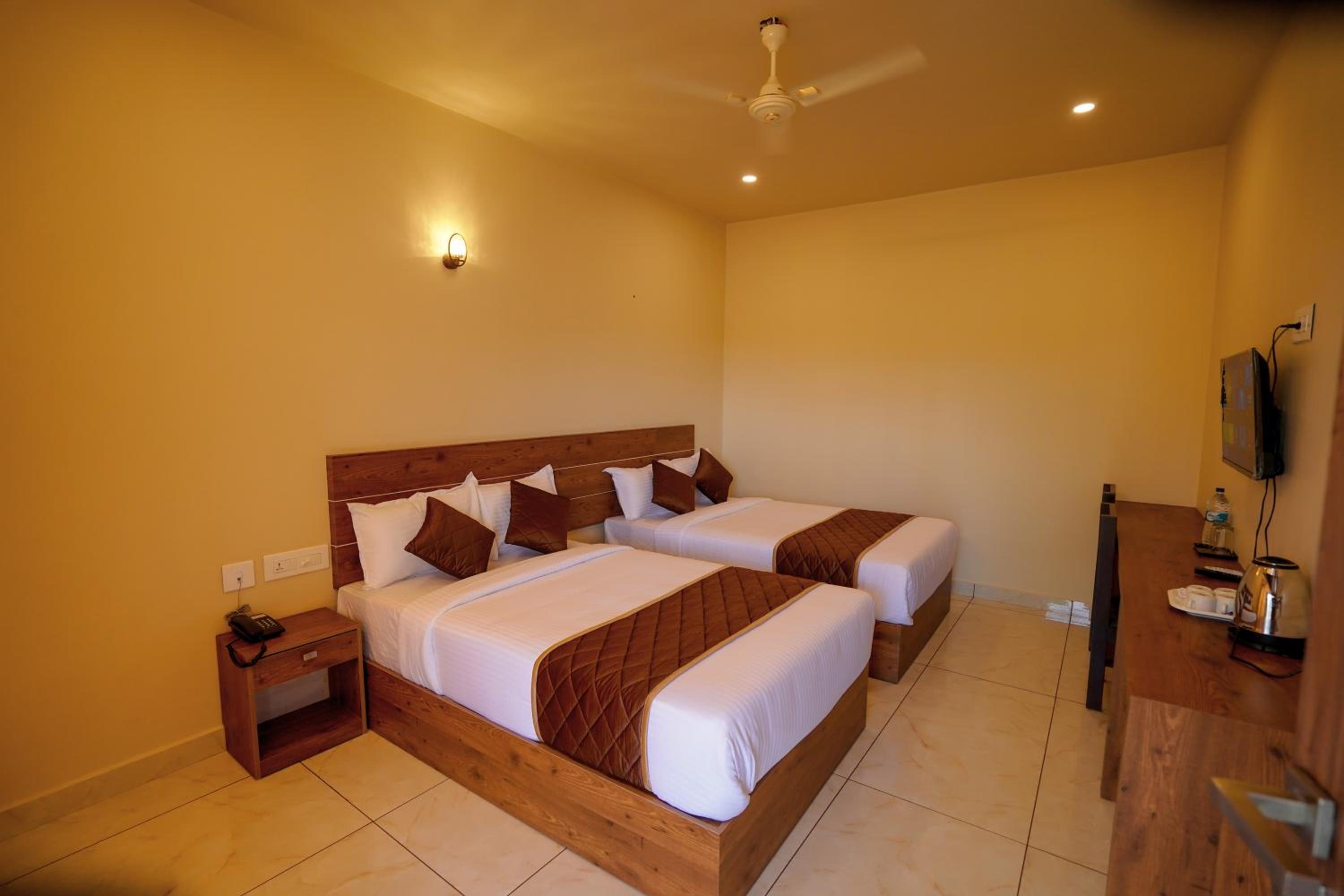 Deluxe Queen Room with Two Queen Beds photo 3