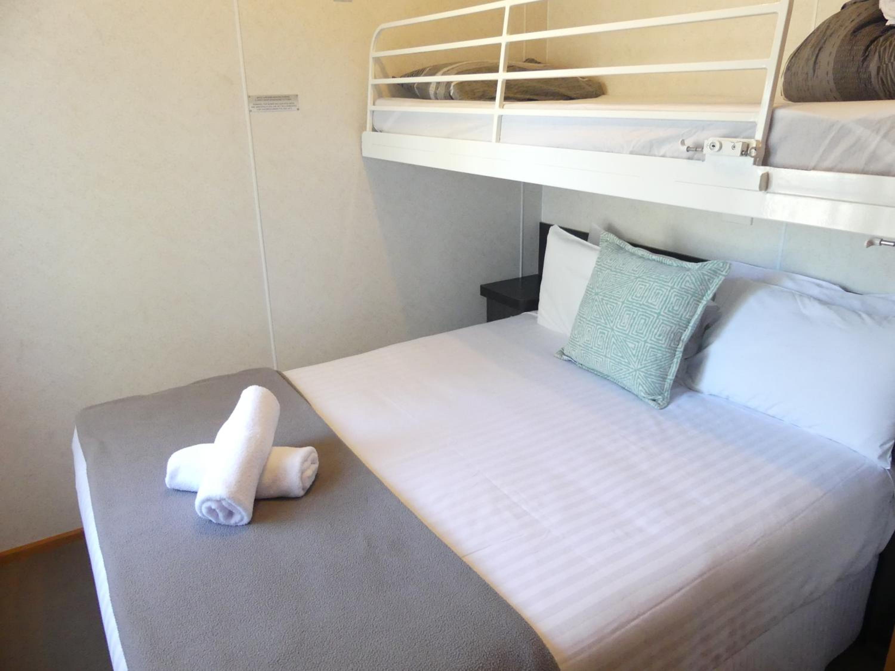 Deluxe Riverview Cabin 5 Berth photo 2