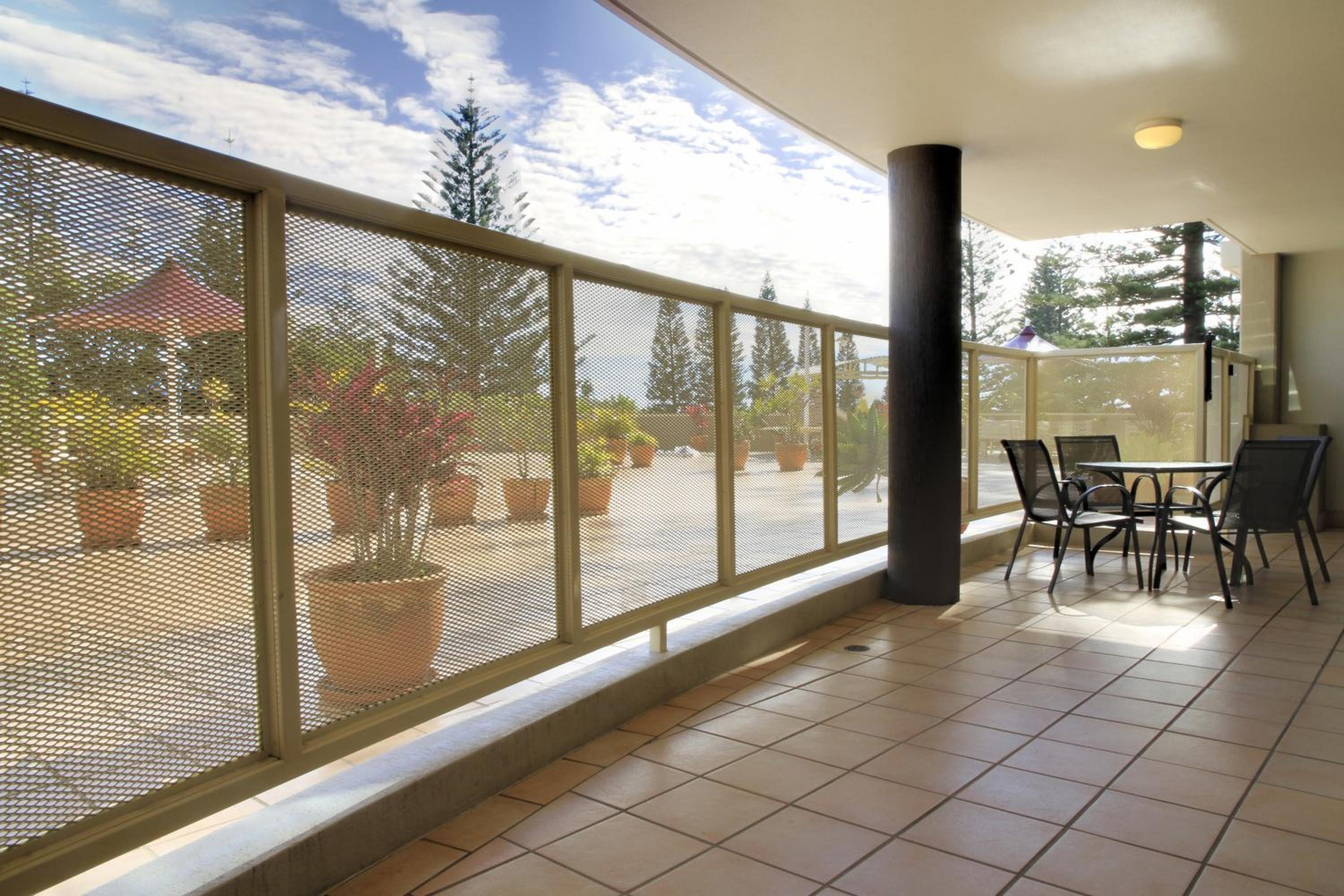 Three-Bedroom Apartment with Courtyard photo 2