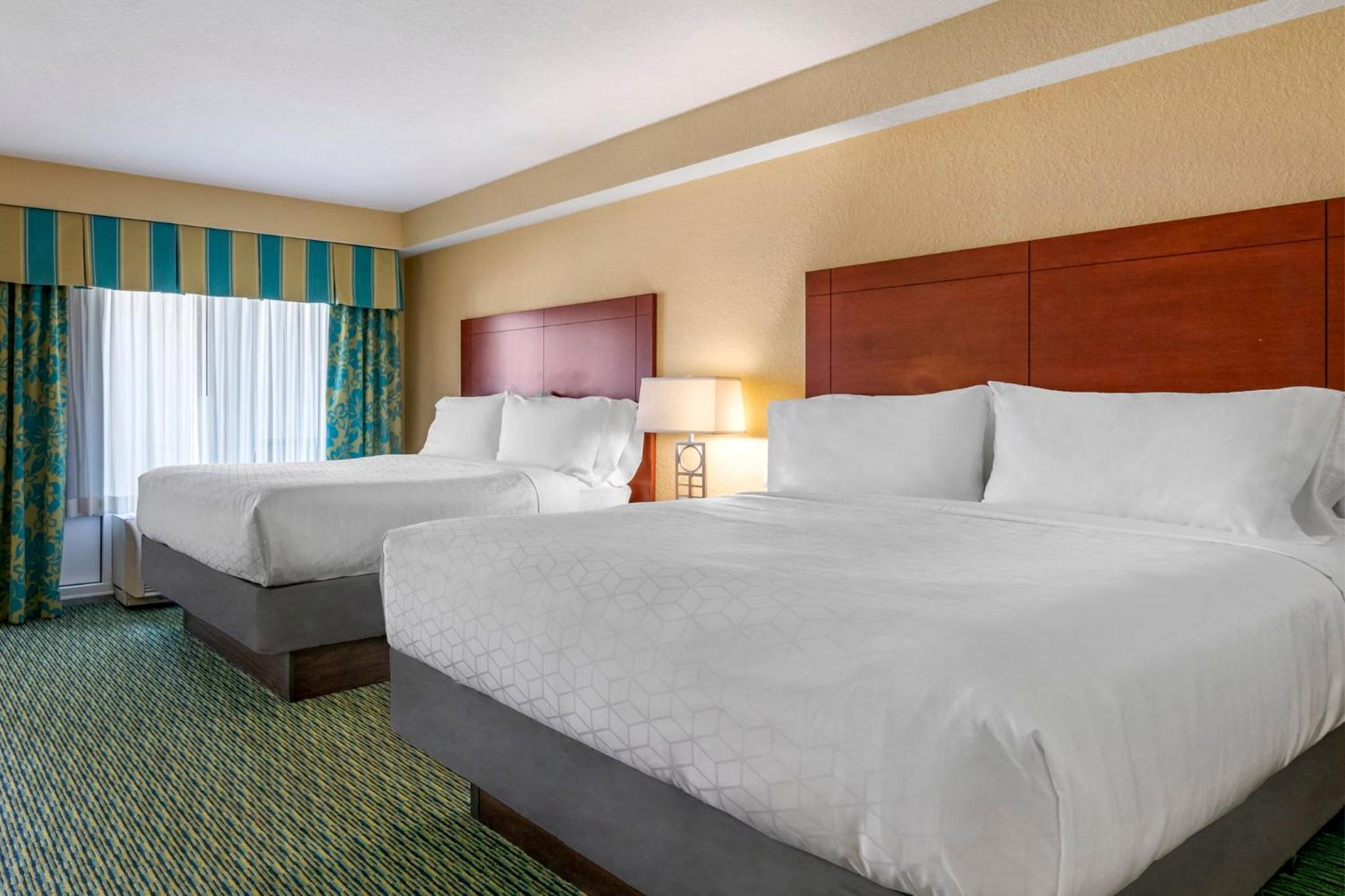 Standard Queen Room with Two Queen Beds thumbnail 5
