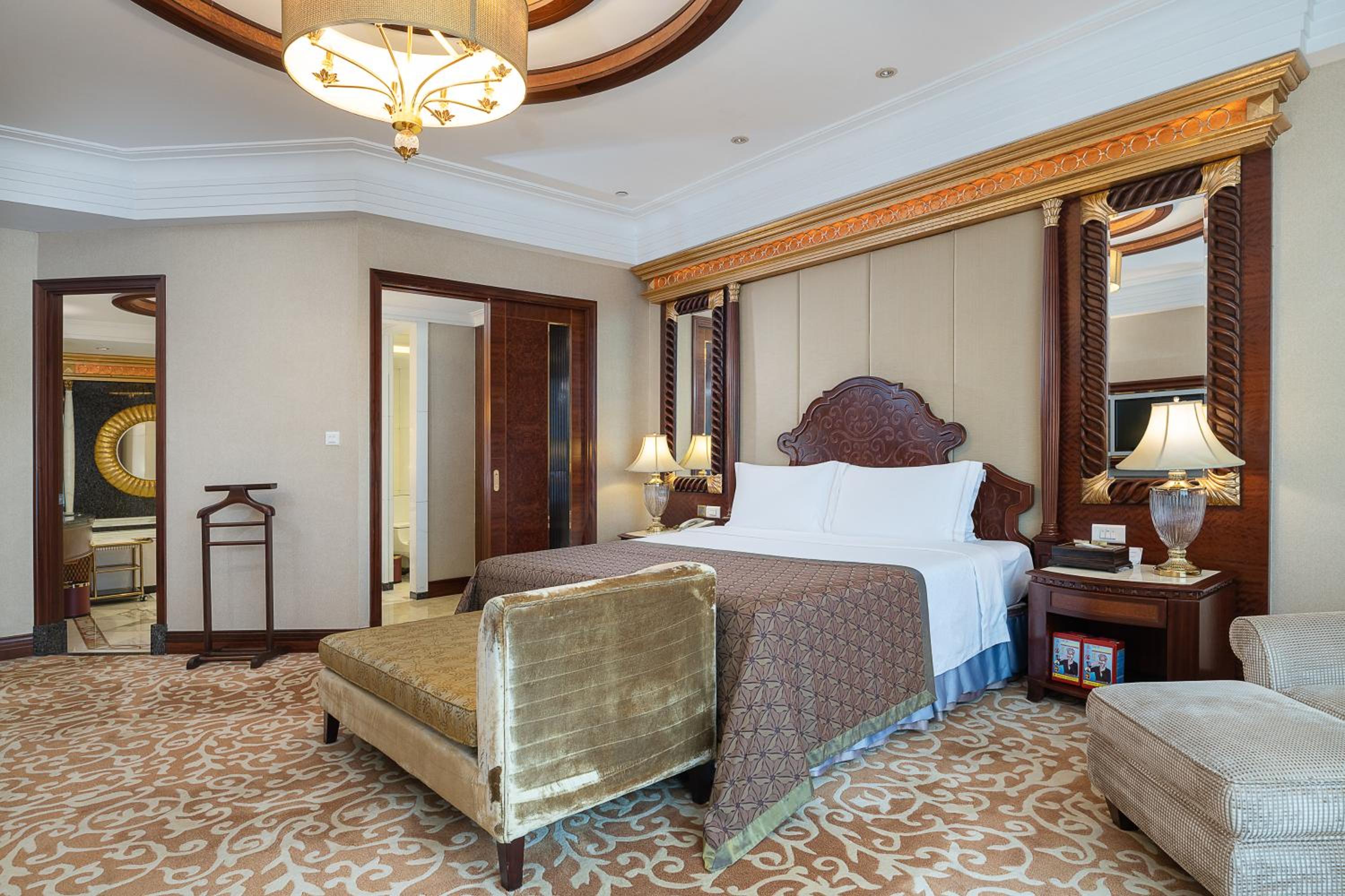 Executive Suite - Photo 2