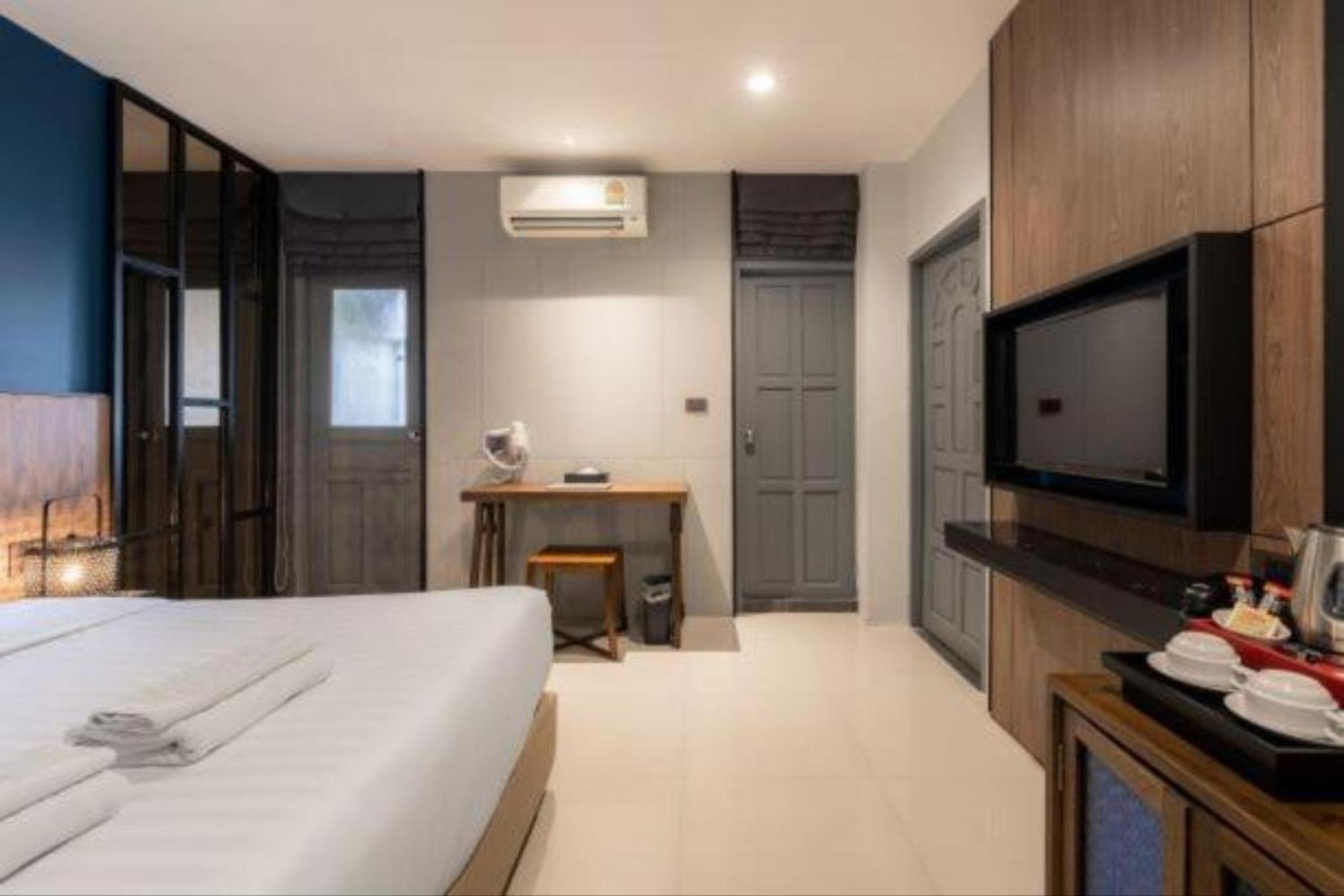 One-Bedroom Suite - Photo 11