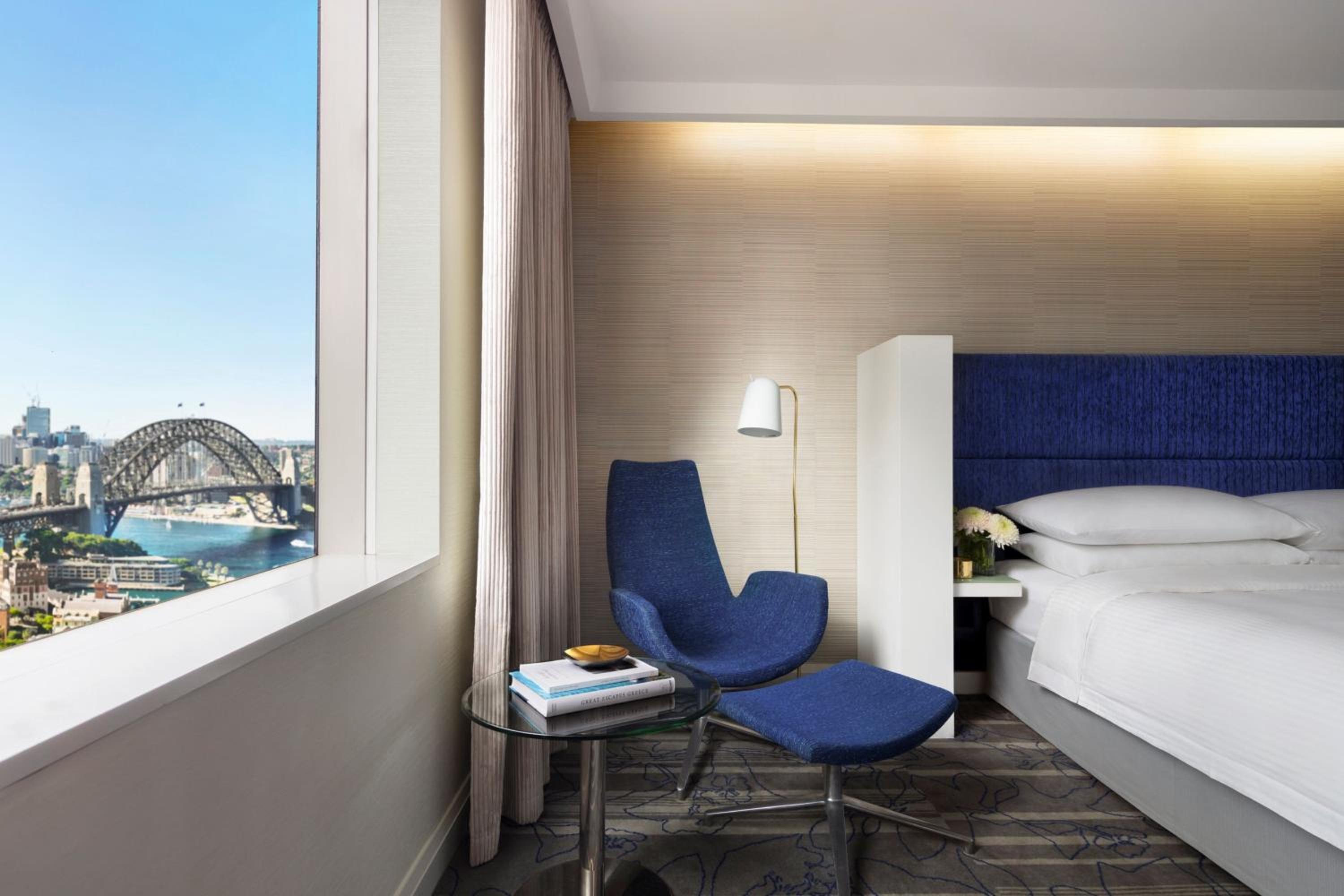 Guest room, 1 King Bed with Harbor Bridge View thumbnail 6