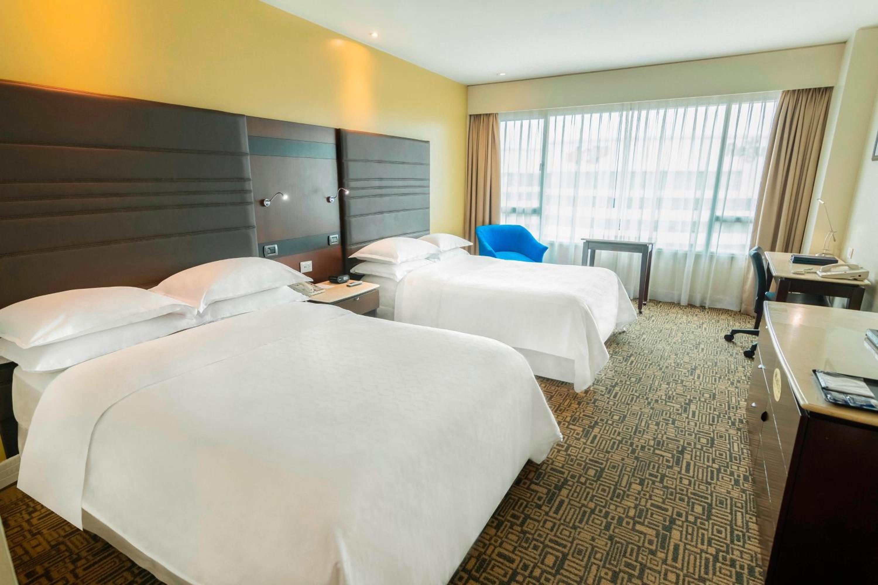 Superior Room with Two Double Beds - Club Access - Photo 2